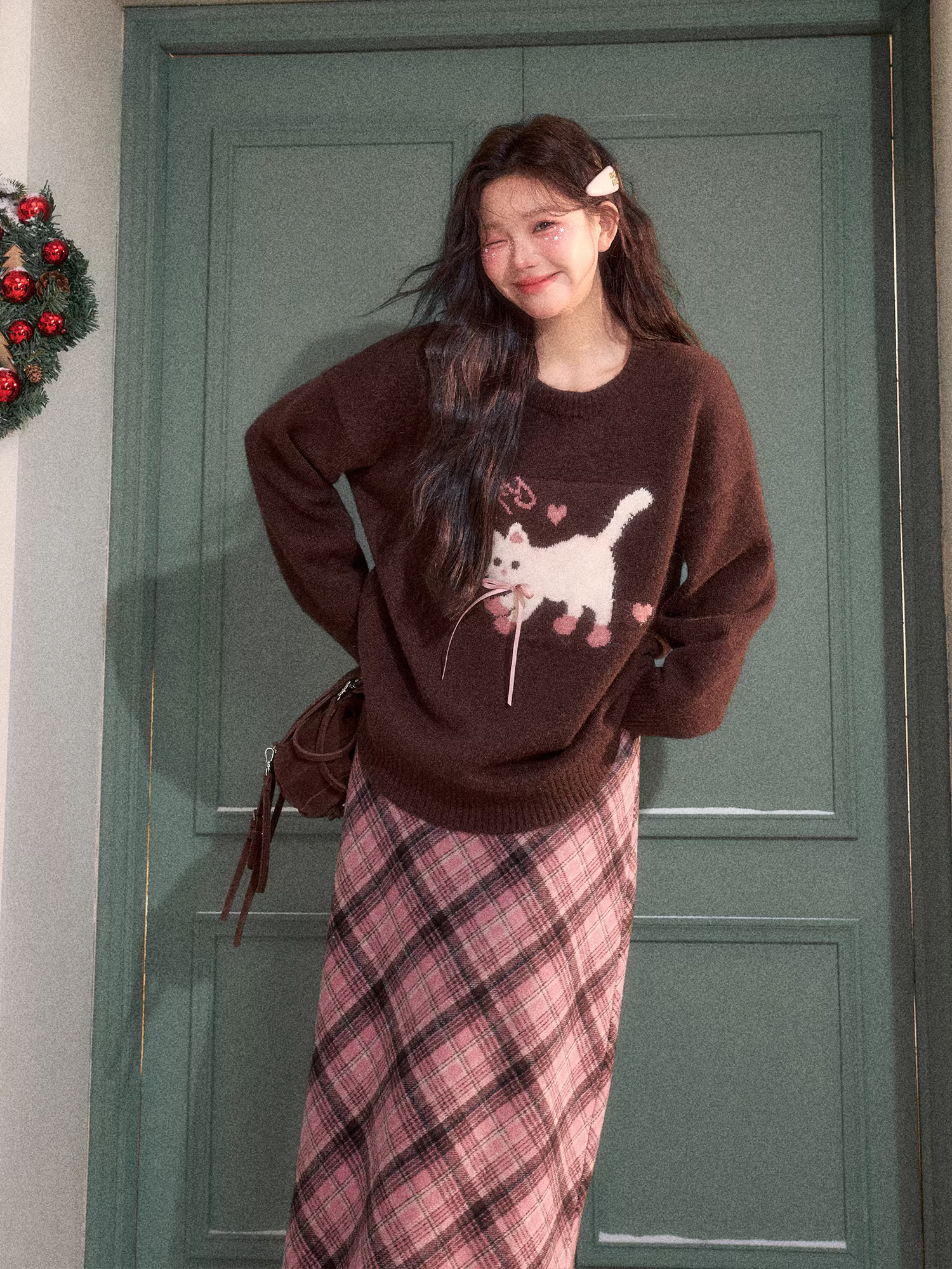 Bộ quần áo mùa đông kiểu dáng cổ điển màu nâu, áo len và chân váy kẻ caro thẳng dành cho phụ nữ mũm mĩm, size lớn.