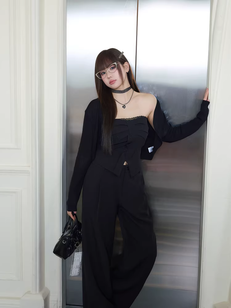 Quần áo thời trang cỡ lớn dành cho phụ nữ có thân hình đầy đặn, bộ đồ tôn dáng với áo ống thời trang và quần âu đen.