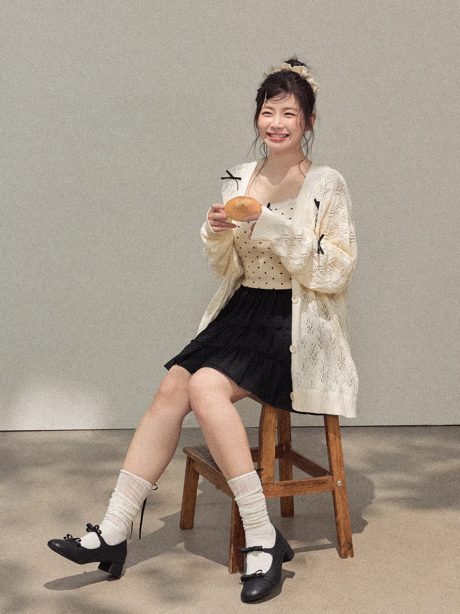 Quần áo nữ cỡ lớn cho đầu thu, bộ áo len dệt kim khoét lỗ kiểu Hàn Quốc giúp thon gọn và chân váy kiểu ballet.