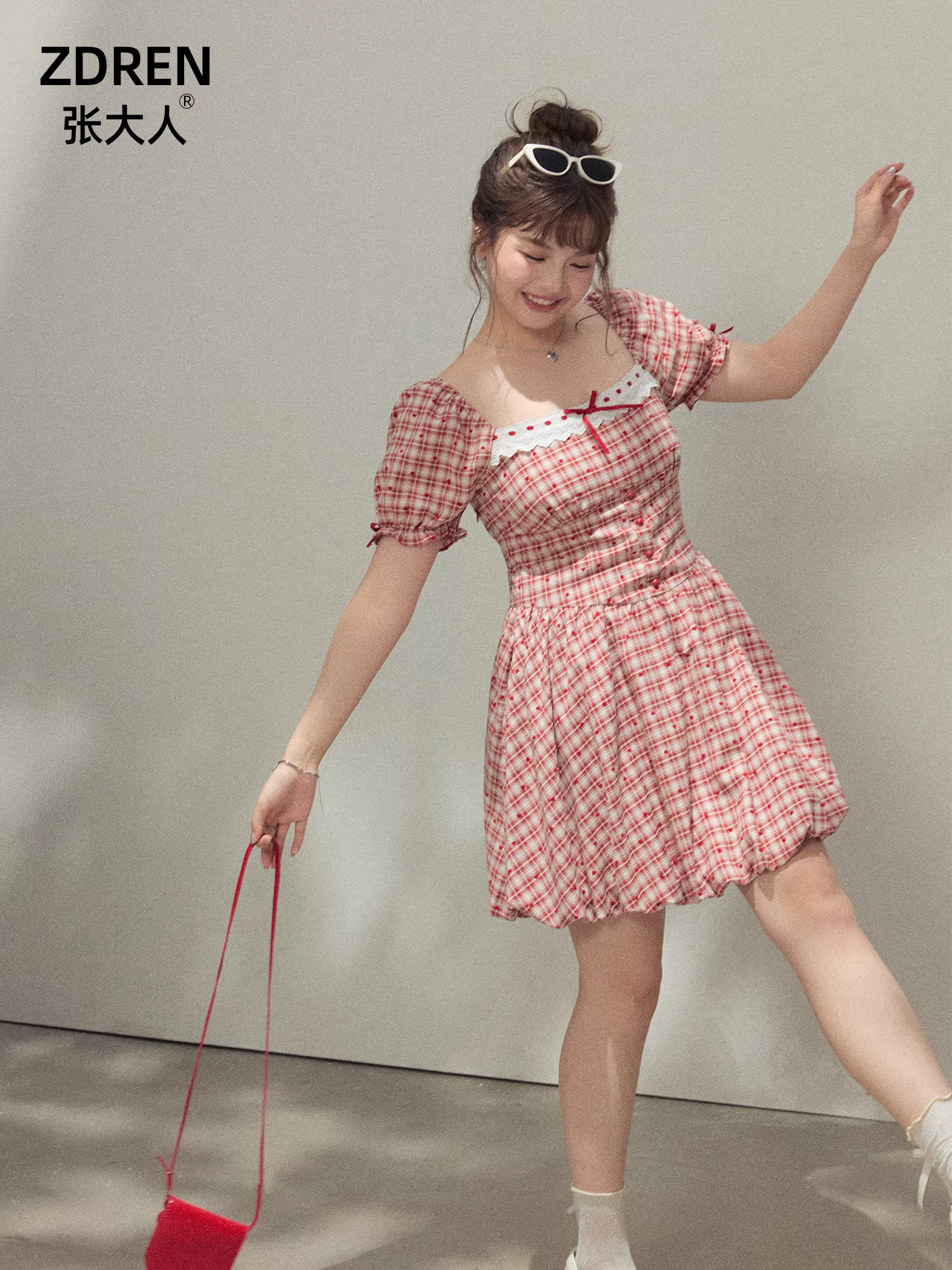 Quần áo nữ cỡ lớn dành cho người lớn, váy babydoll kẻ sọc thon gọn, váy buộc dây tay phồng phong cách cổ điển kiểu Pháp.