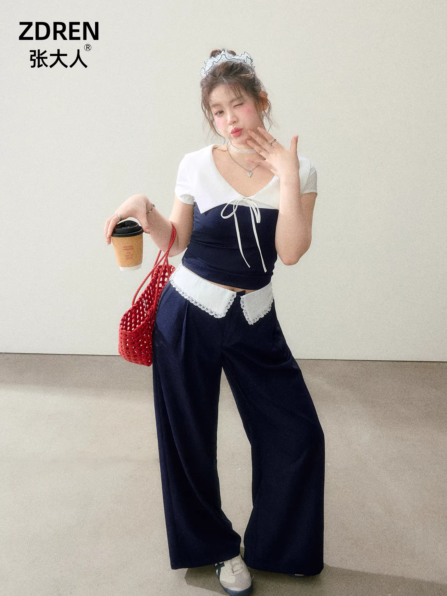 Quần áo nữ cỡ lớn dành cho các cô nàng mũm mĩm, bộ hai mảnh kiểu Hàn Quốc tôn dáng với áo kiểu cách và quần ống rộng lưng cao.