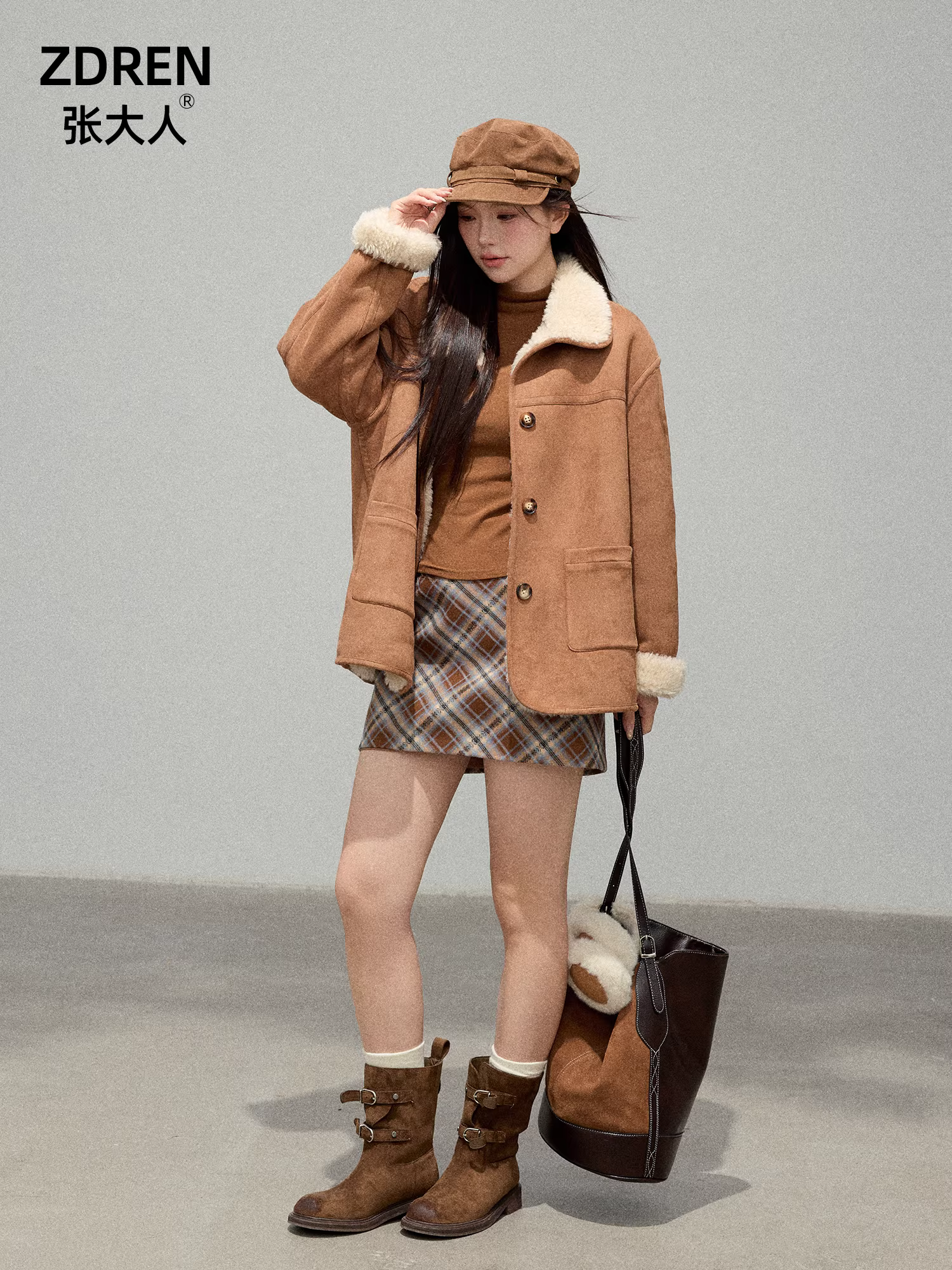 Bộ quần áo mùa đông kiểu cổ điển dành cho phụ nữ cỡ lớn, gồm áo khoác da lộn có lớp lót lông cừu và chân váy kẻ ca rô.
