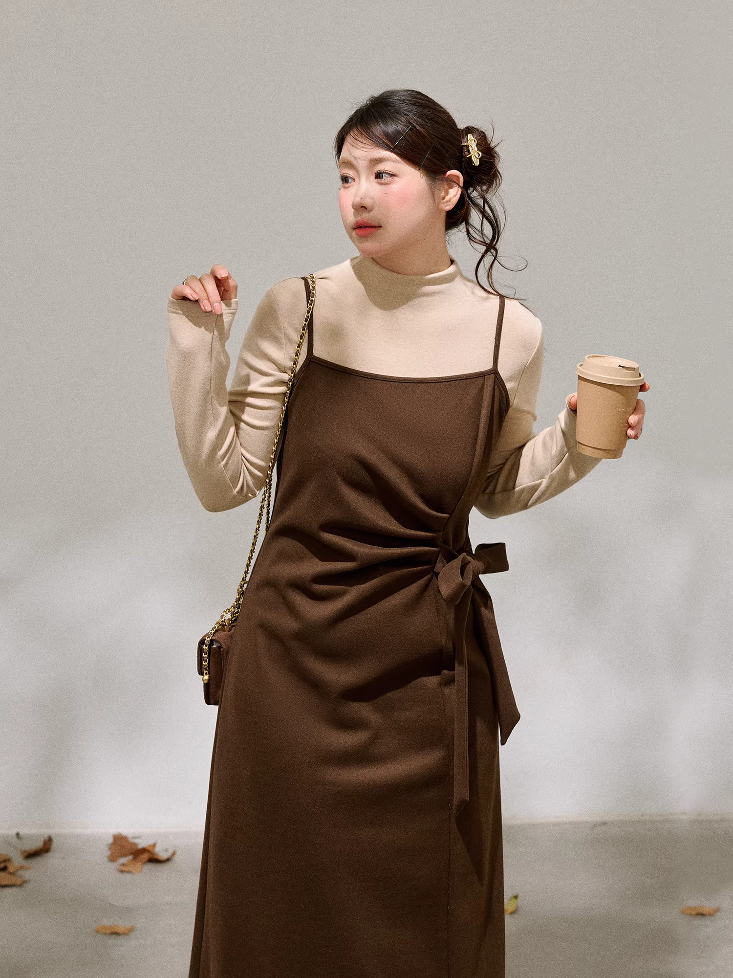 Bộ đầm dây cà phê đậm kiểu Hàn Quốc, thiết kế thắt eo tôn dáng, dành cho phụ nữ cỡ lớn.