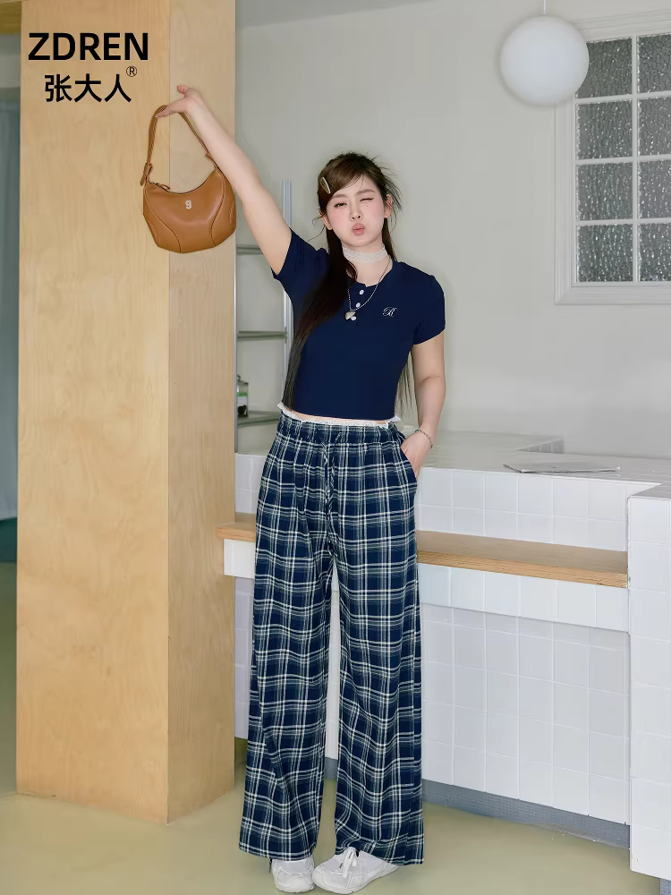 Quần áo nữ cỡ lớn dành cho người lớn, bộ đồ thon gọn với áo thun ngắn tay ôm sát và quần ống rộng kẻ ca rô kiểu cổ điển.