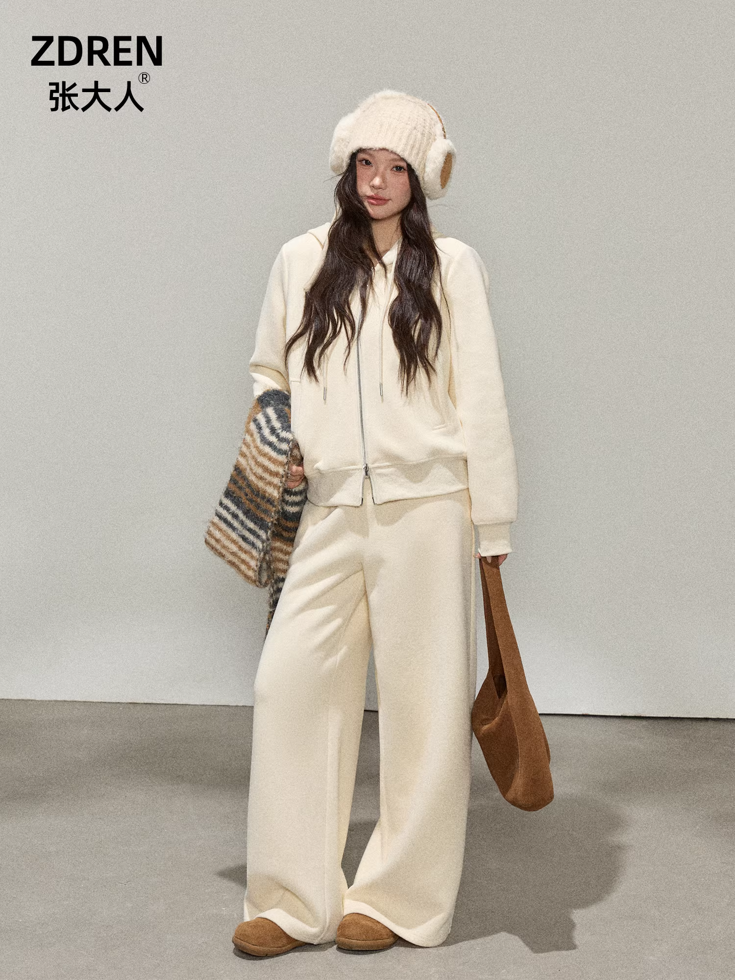 Quần áo cỡ lớn dành cho phụ nữ trưởng thành, bộ áo nỉ có mũ trùm đầu và quần thường ngày màu trắng nhạt kiểu Hàn Quốc.