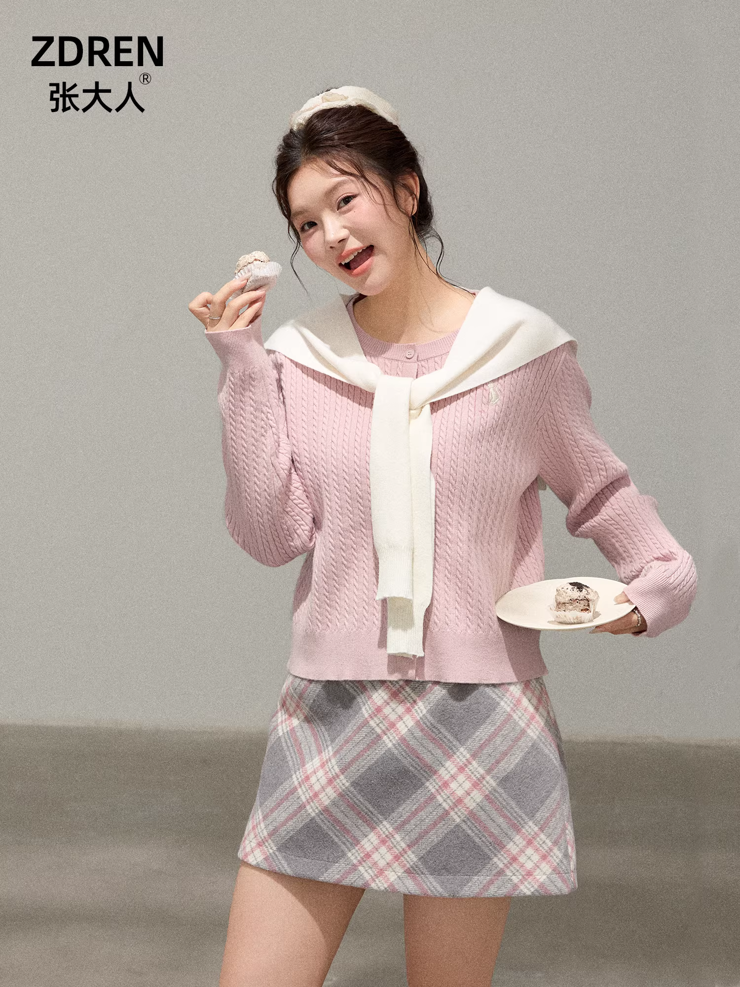 Quần áo nữ cỡ lớn dành cho người lớn, trang phục giảm béo cho các cô gái mũm mĩm, phong cách ngọt ngào và tươi trẻ, áo len và váy kẻ sọc có thể mặc một mình.