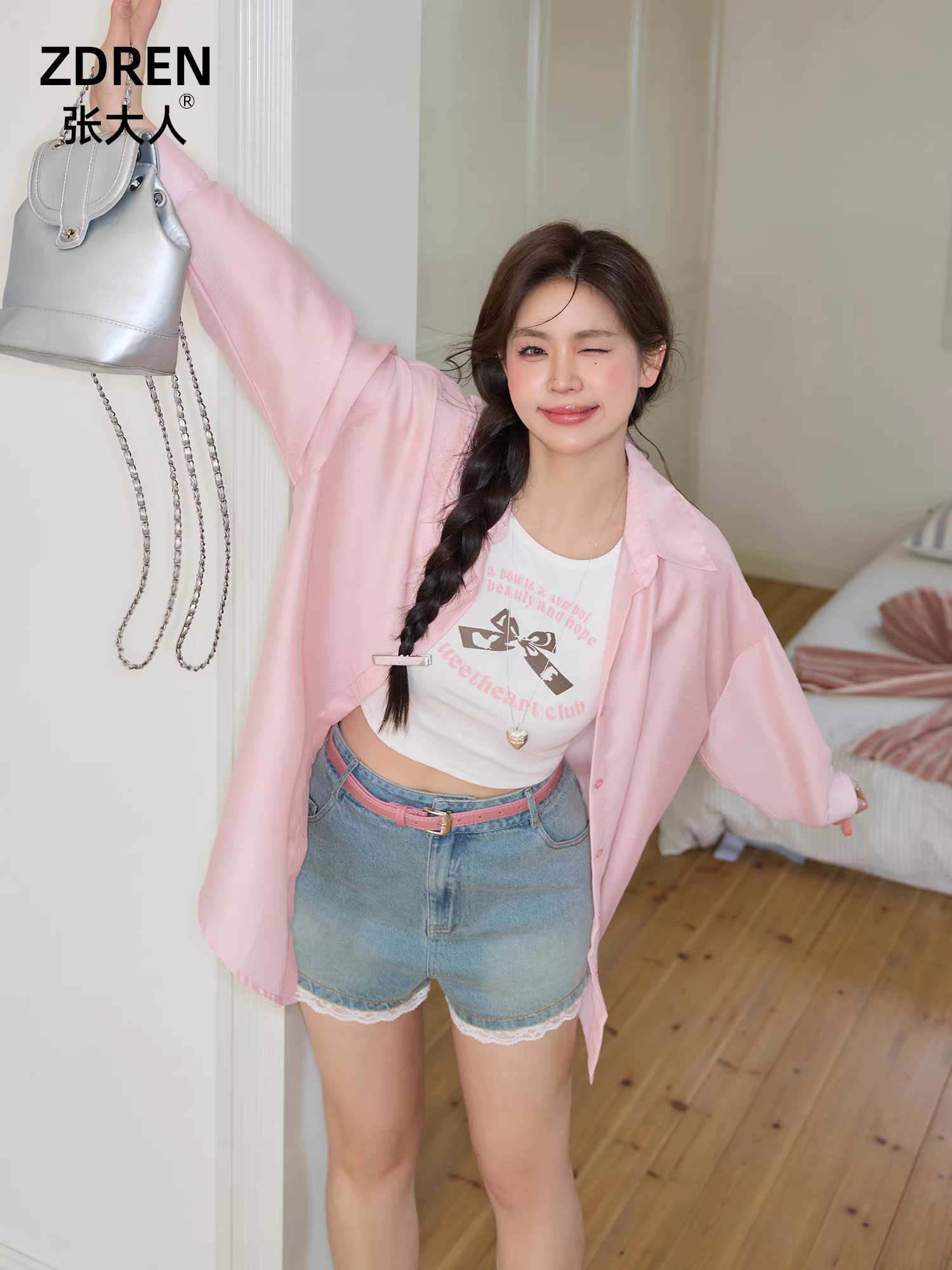 Quần áo nữ cỡ lớn dành cho các cô nàng mũm mĩm, trang phục giảm béo, ý tưởng trang phục hàng ngày, áo sơ mi màu hồng và quần short denim.