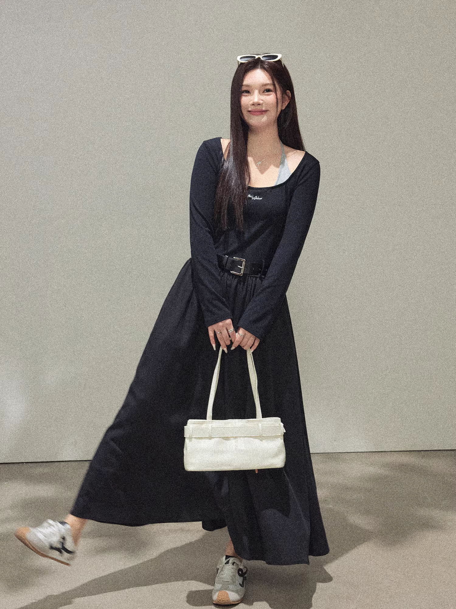 Đầm đen dáng suông, thiết kế hai lớp giả, cổ chữ U, phối màu, kiểu dây halter, có dây lưng đơn giản dành cho người lớn, size lớn.