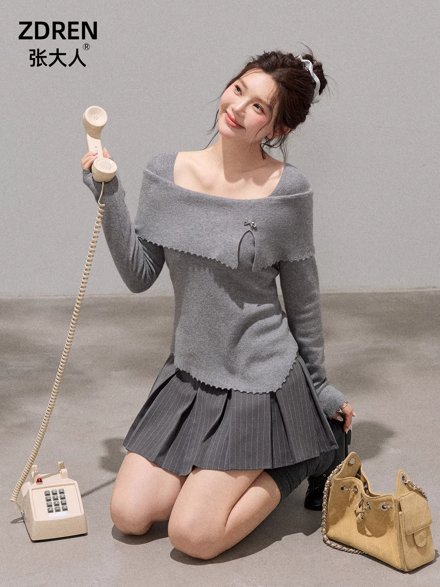 Quần áo nữ cỡ lớn dành cho người lớn, trang phục thon gọn cho các cô gái mũm mĩm, áo len dài tay cổ cao màu sáng với chân váy xếp ly cao eo.