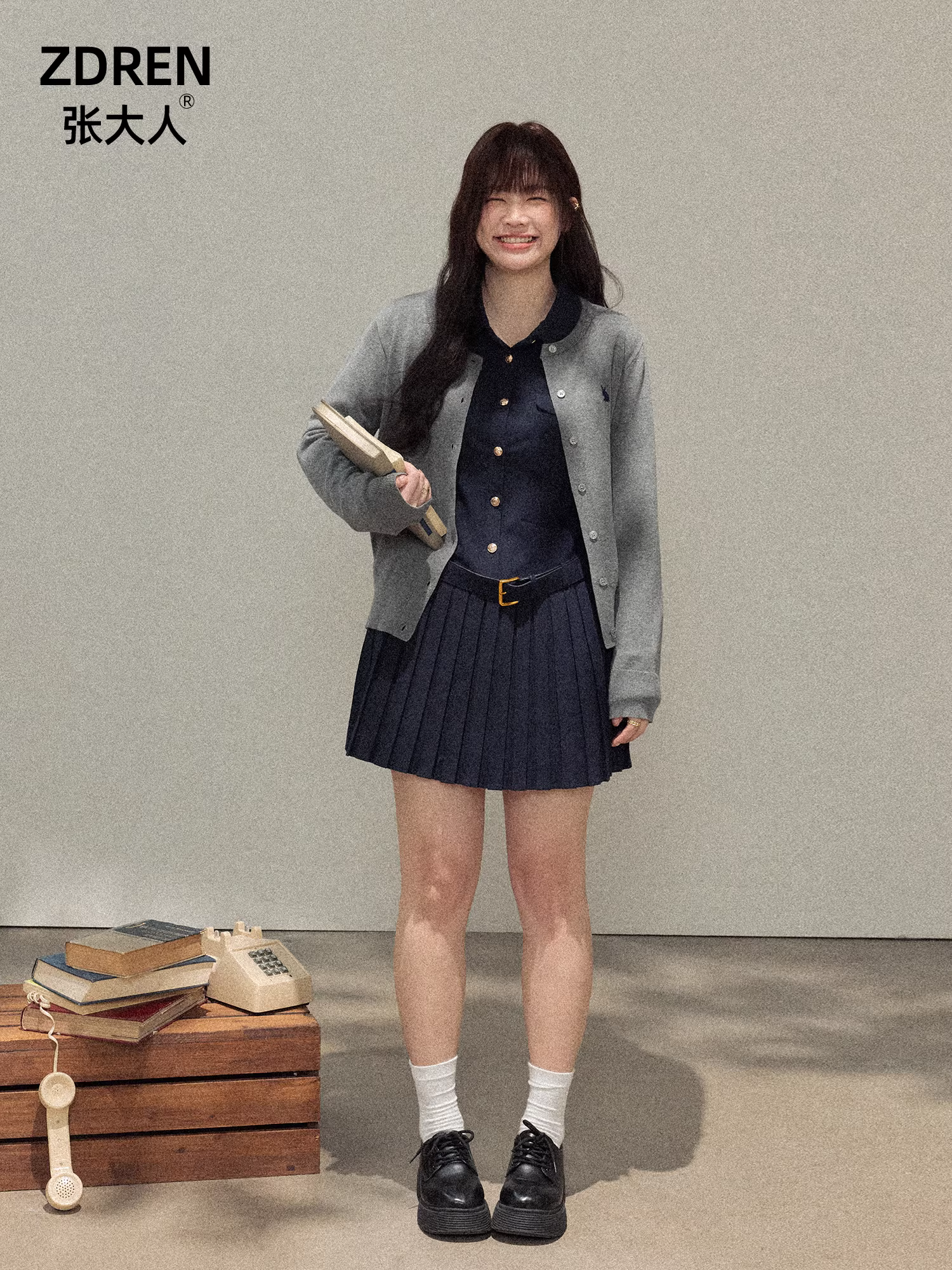 Quần áo nữ cỡ lớn dành cho người lớn, bộ áo cardigan màu xám kiểu học sinh tôn dáng và bộ đầm màu xanh hải quân.