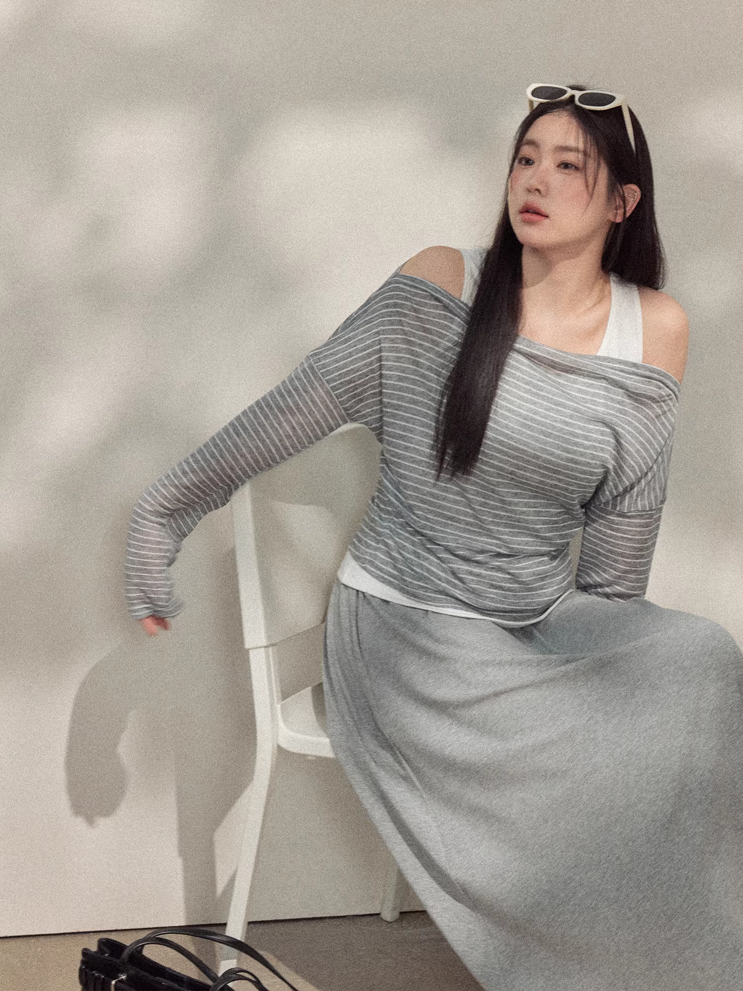 Bộ trang phục nữ cỡ lớn dành cho người lớn, áo kiểu Hàn Quốc đơn giản, giản dị, sọc kẻ và chân váy màu xám, thiết kế tôn dáng.