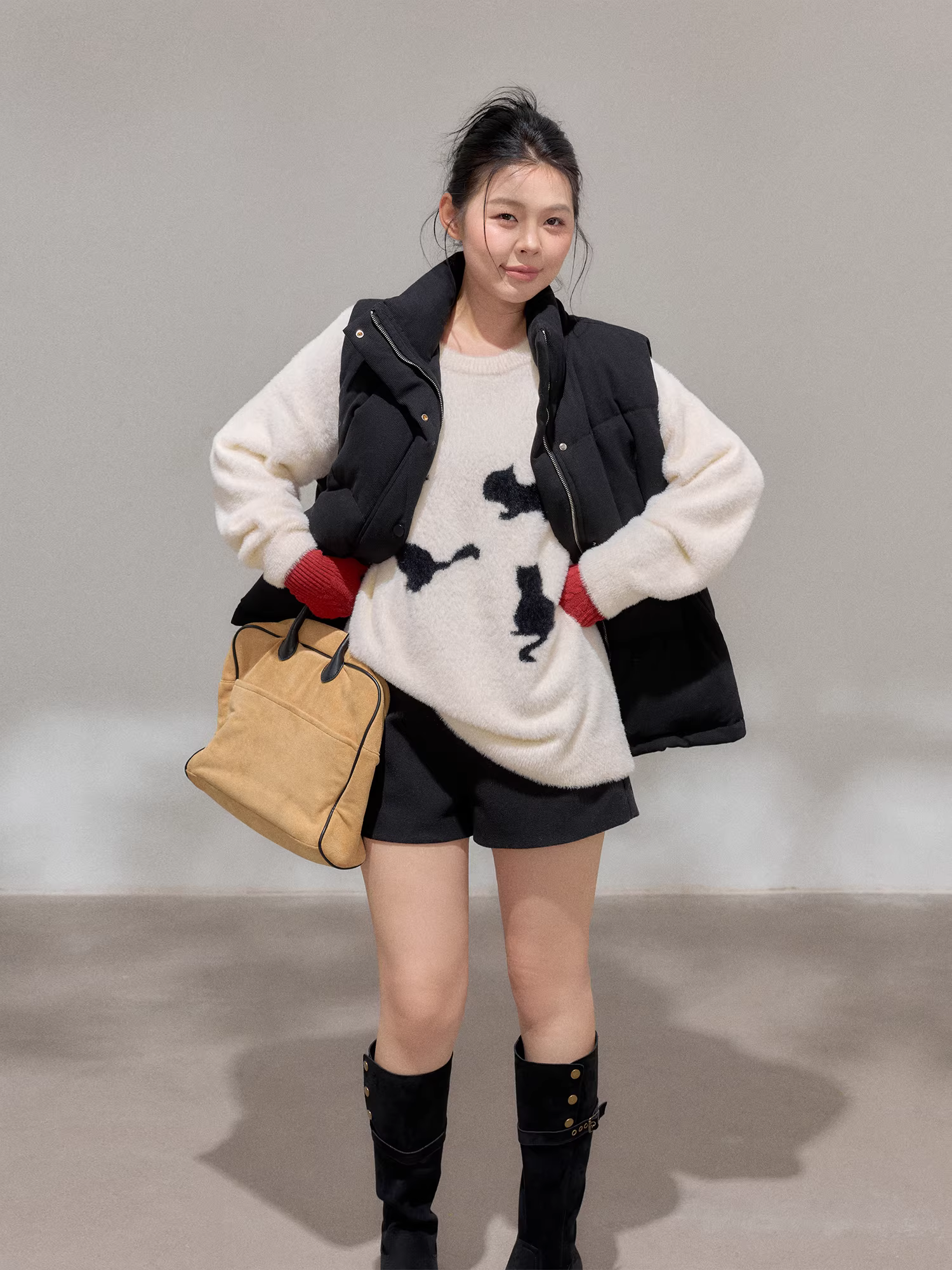 Quần áo nữ cỡ lớn dành cho người lớn, áo len cổ tròn kiểu Hàn Quốc dáng suông và bộ quần short len đen.