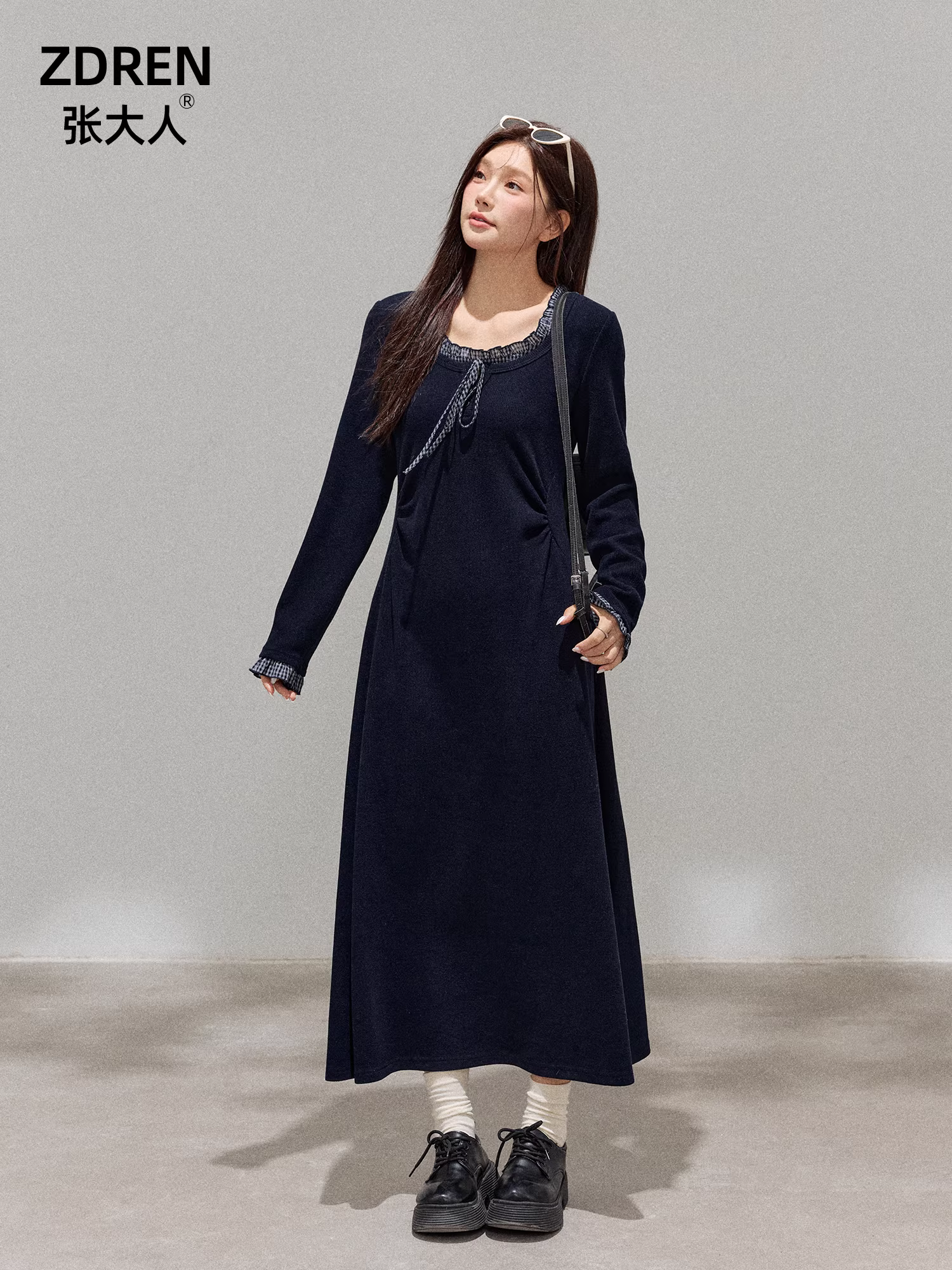 Quần áo nữ cỡ lớn dành cho các cô nàng hơi mũm mĩm, trang phục giảm béo phong cách Hàn Quốc cho mùa thu, váy đen nhỏ nhắn thanh lịch, váy cạp cao.