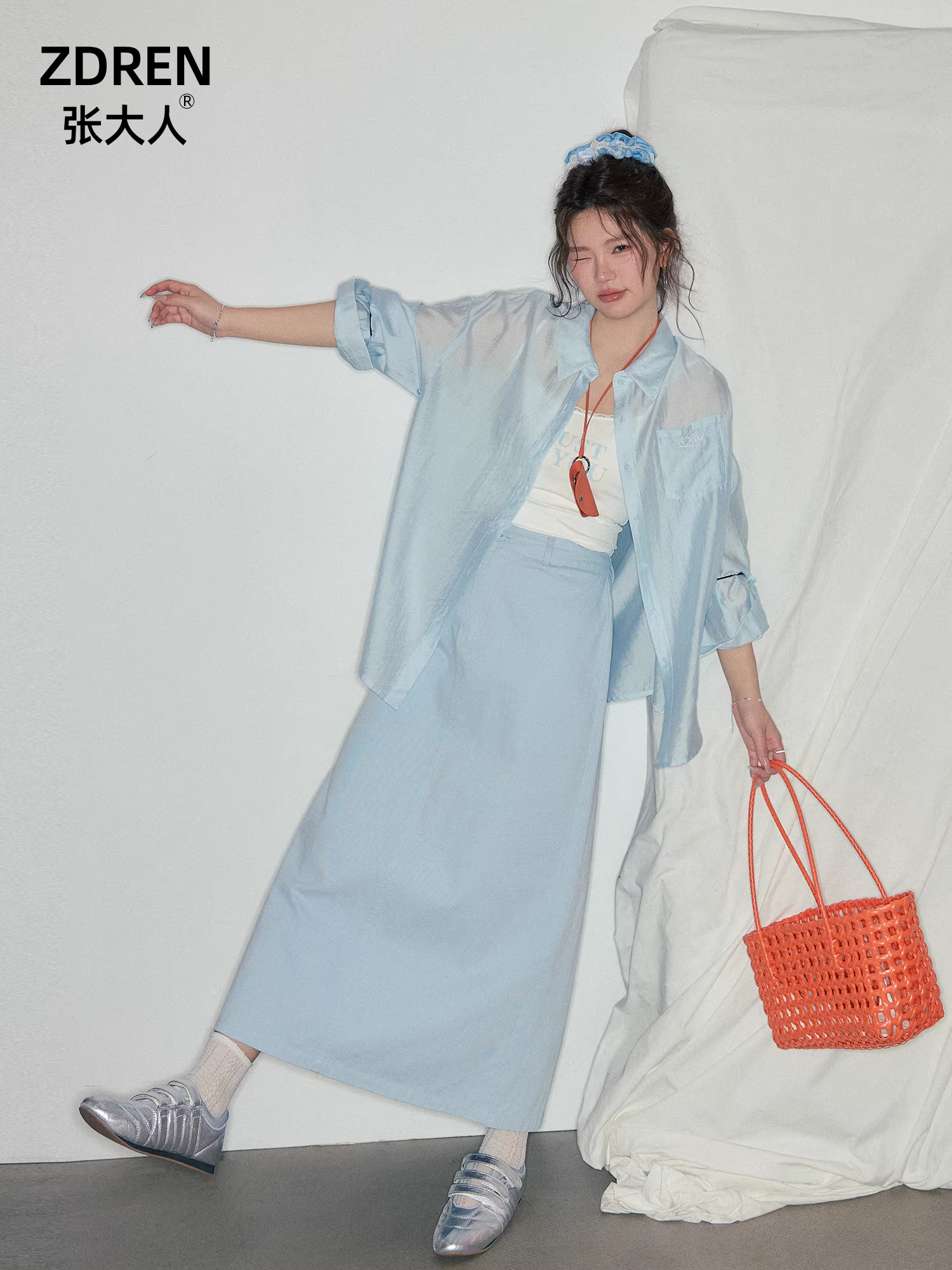 Bộ quần áo nữ cỡ lớn Zhang Daren 2025 dành cho phụ nữ hơi mũm mĩm, giúp thon gọn, tươi trẻ và năng động, gồm áo sơ mi và váy màu xanh.