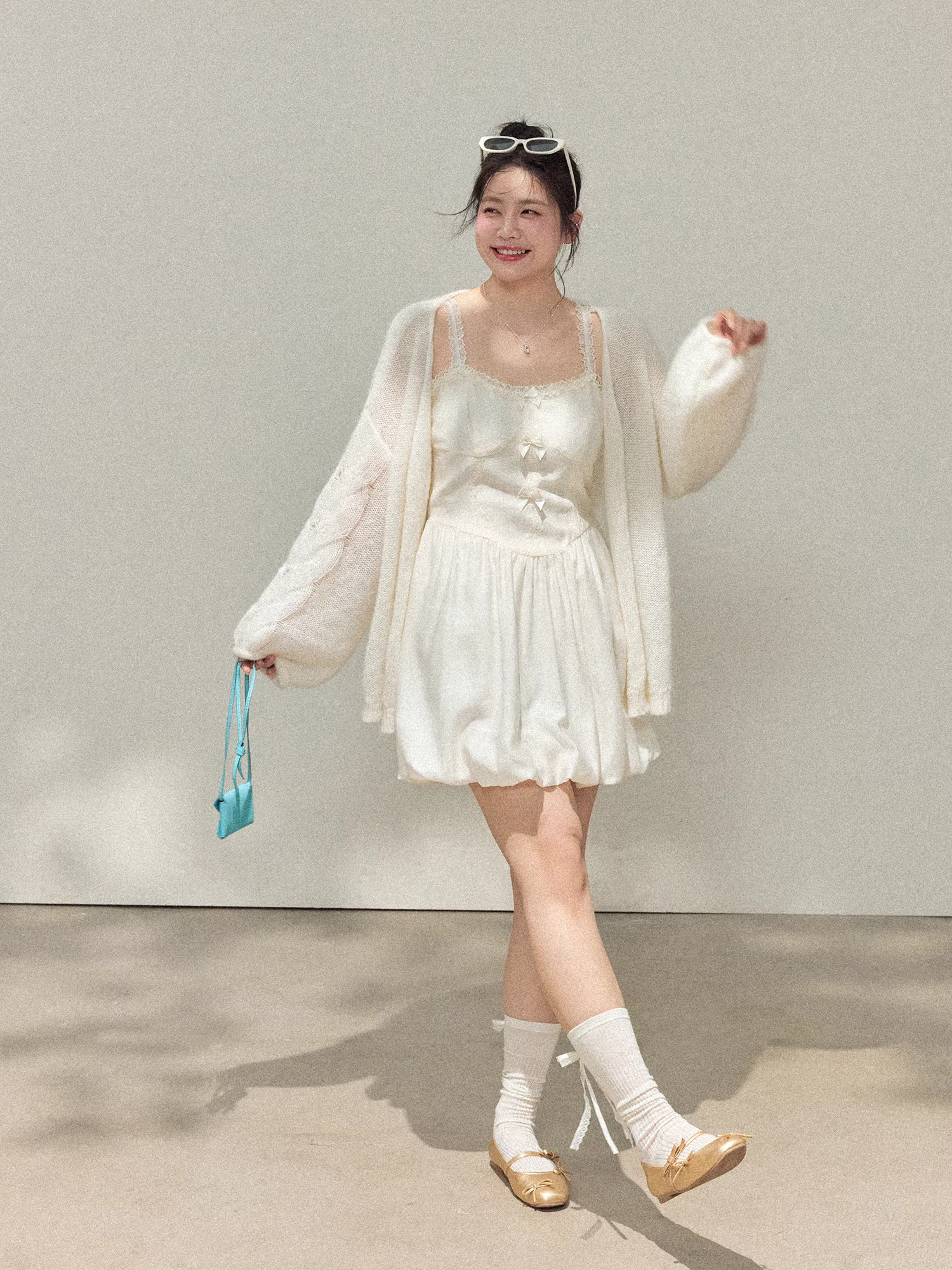 Quần áo nữ cỡ lớn dành cho các cô gái mũm mĩm, trang phục giảm béo, áo cardigan màu trắng tinh khiết phong cách tình yêu đầu tiên kết hợp với áo yếm và bộ váy hoa.