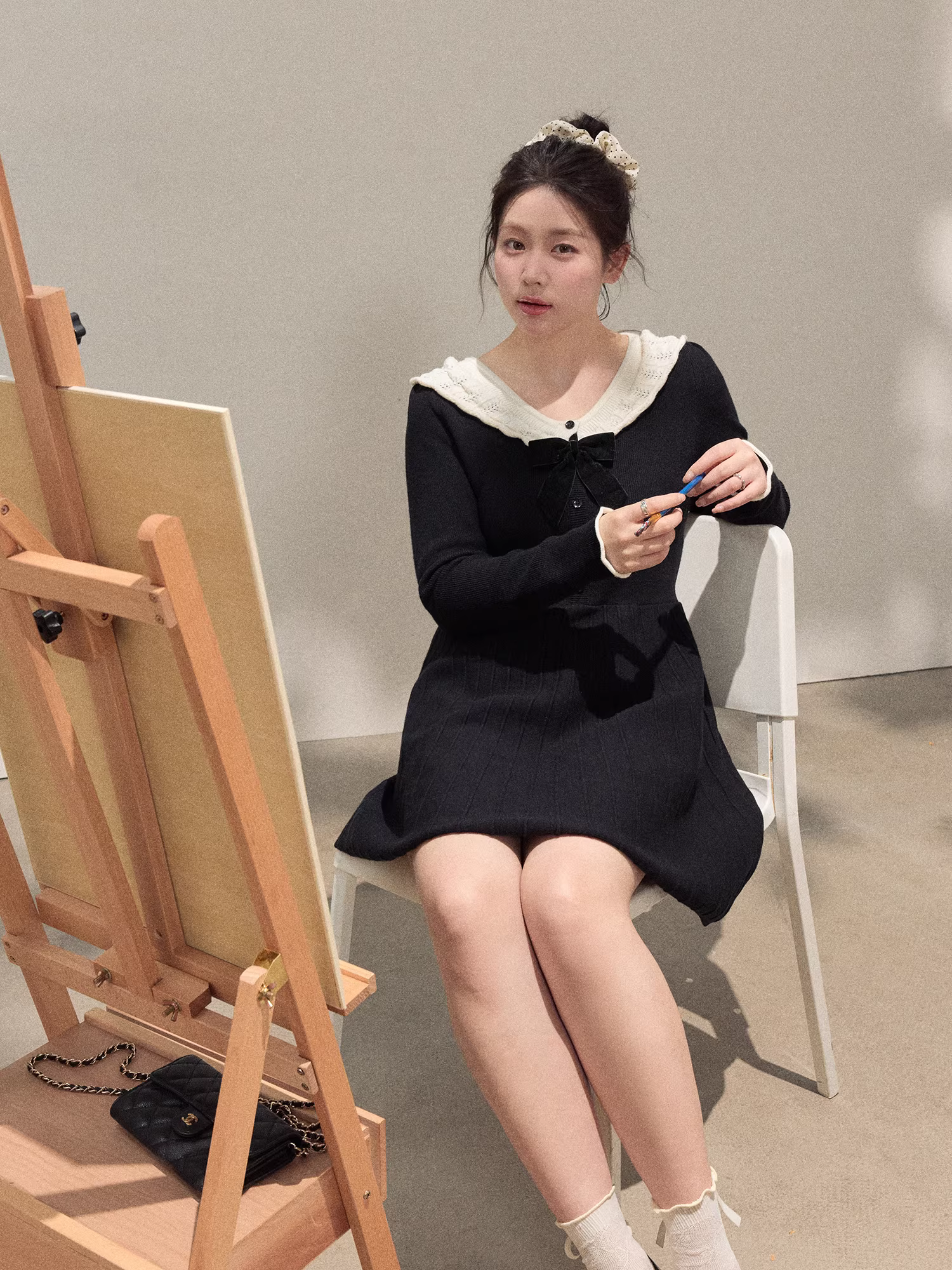 Quần áo nữ cỡ lớn dành cho người lớn, đầm đen nhỏ cổ ren trắng dáng ôm mới mùa thu đông, đầm dệt kim.