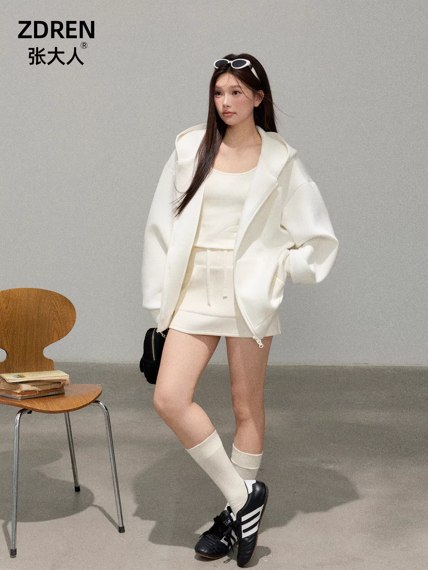 Quần áo nữ cỡ lớn mới của Zhang Daren dành cho những cô gái hơi mũm mĩm, bộ áo hoodie và váy màu trắng nhạt kiểu Hàn Quốc giúp giảm béo.