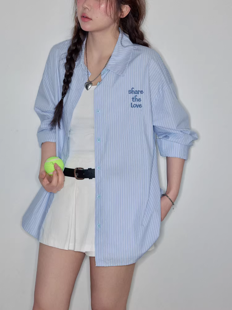 Bộ quần áo nữ cỡ lớn: áo sơ mi sọc thể thao, năng động, tôn dáng và quần váy trắng cạp cao