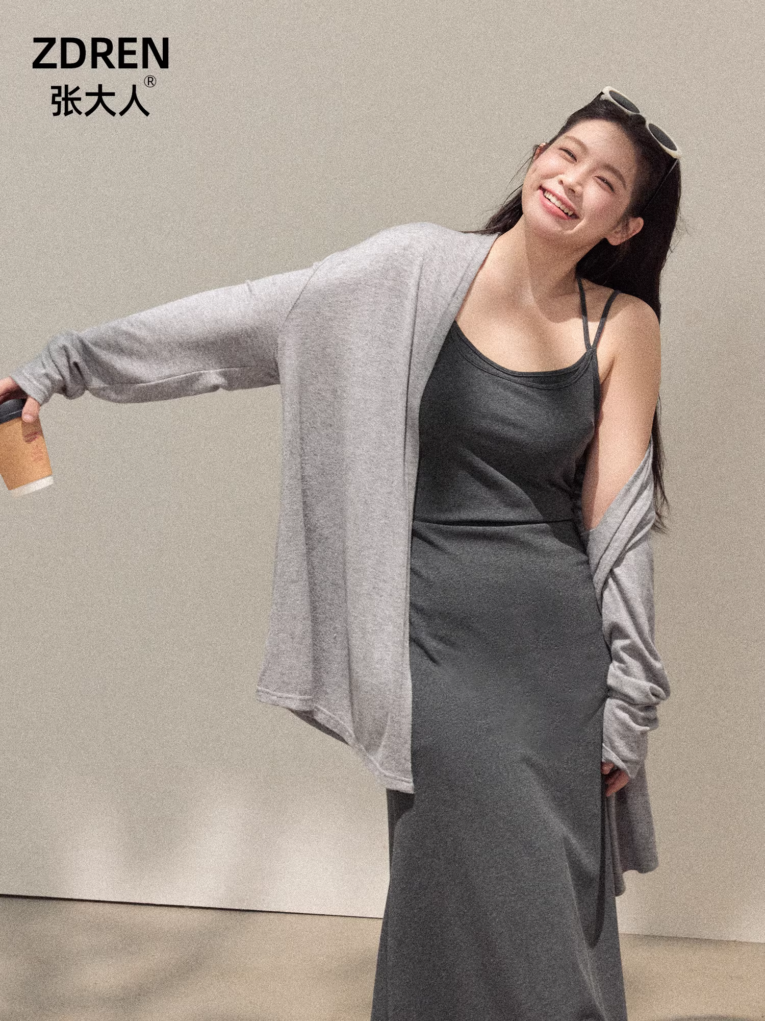 Quần áo nữ cỡ lớn dành cho người lớn, trang phục giảm béo cho phụ nữ hơi mũm mĩm, váy dây spaghetti thanh lịch màu xám, bộ áo len dệt kim trễ vai.