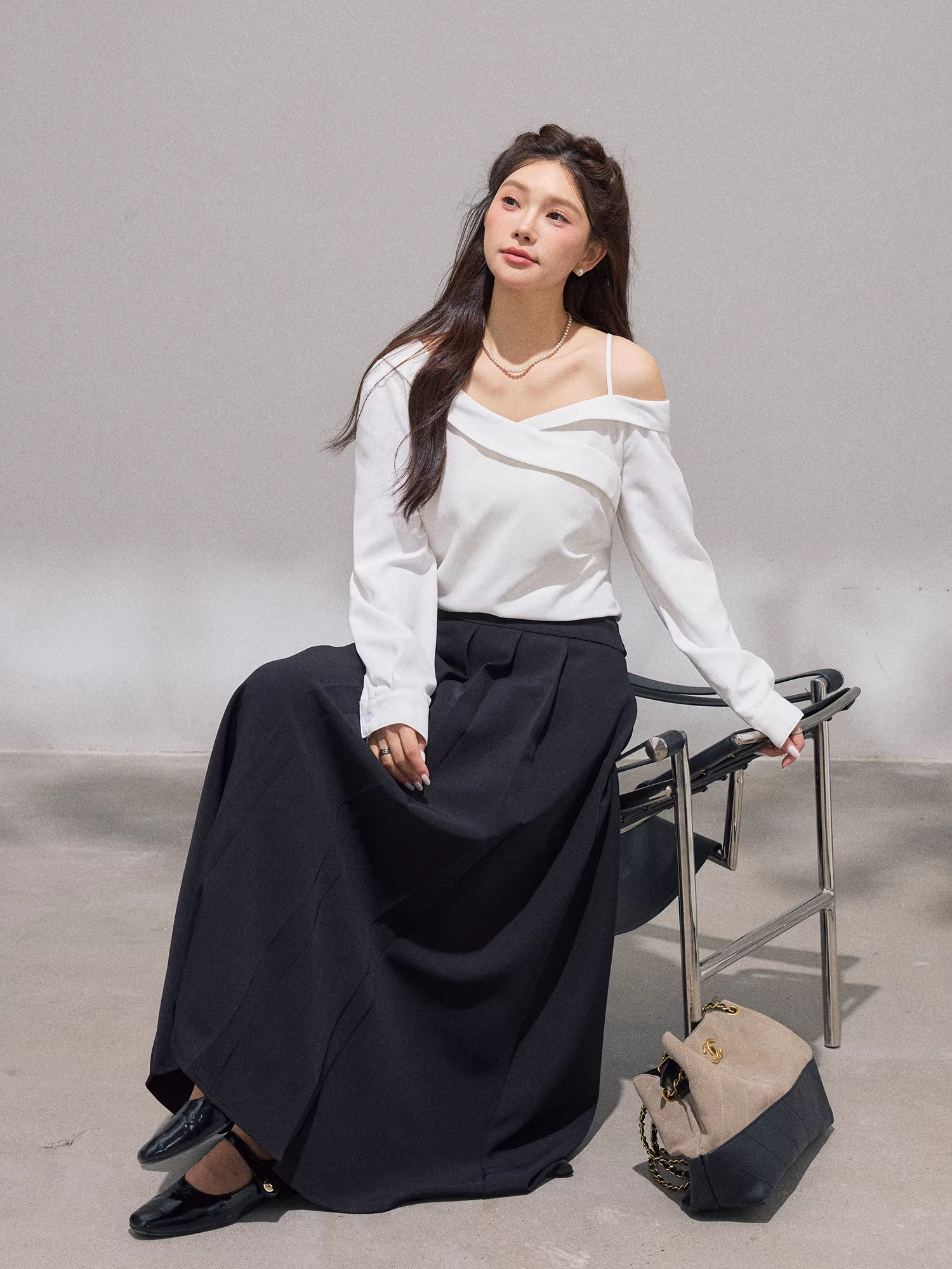 Quần áo nữ cỡ lớn, phong cách Xu Yan, áo trễ vai đơn giản giảm béo mùa thu đông và bộ váy dài màu đen.