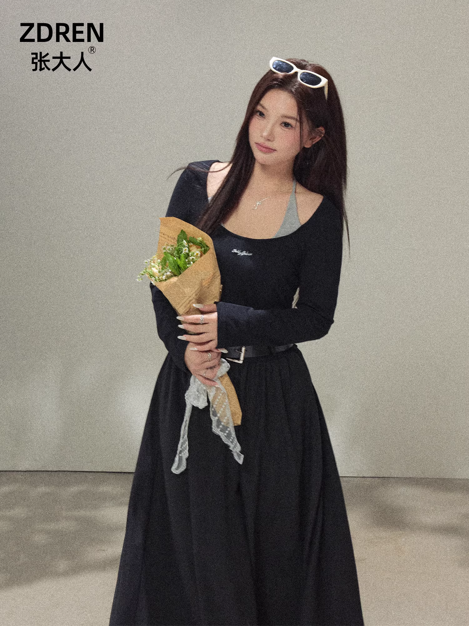 Đầm đen dáng suông, thiết kế hai lớp giả, cổ chữ U, phối màu, kiểu dây halter, có dây lưng đơn giản dành cho người lớn, size lớn.