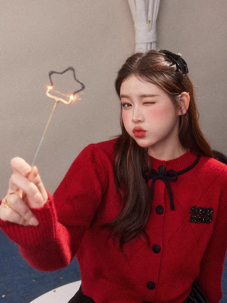 Bộ quần áo nữ cỡ lớn: áo len đỏ tôn dáng, chân váy len đen, trang phục Tết.