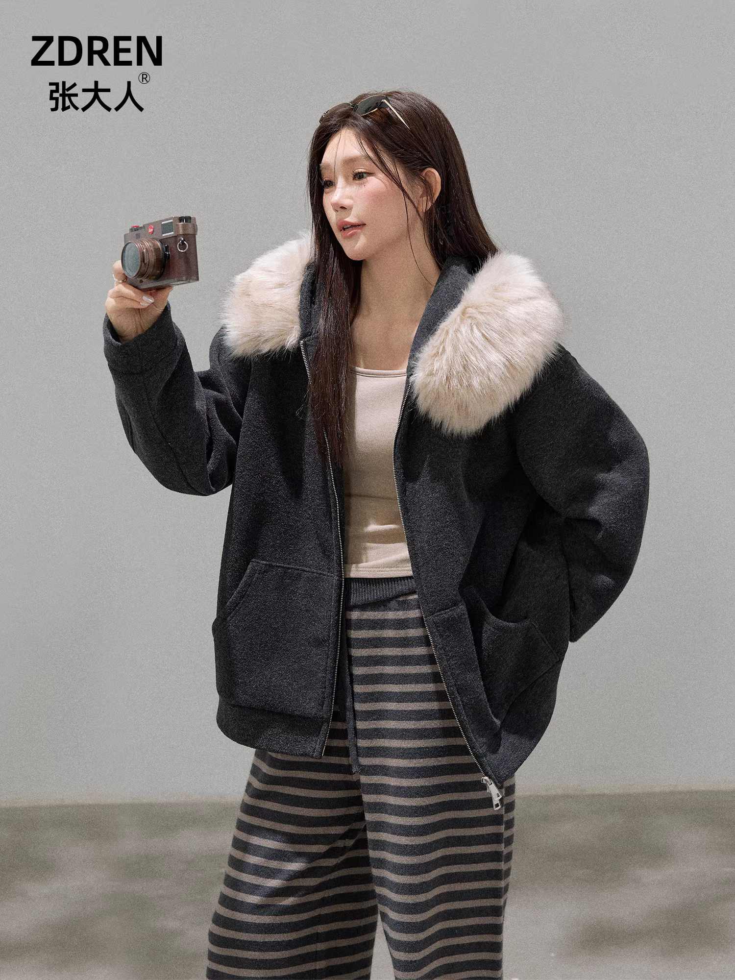 Quần áo cỡ lớn dành cho phụ nữ trưởng thành, cô gái mũm mĩm, phong cách Hàn Quốc đầu đông, dáng rộng, tôn dáng, cổ lông lớn, áo khoác có mũ màu xám đậm dành cho nữ.