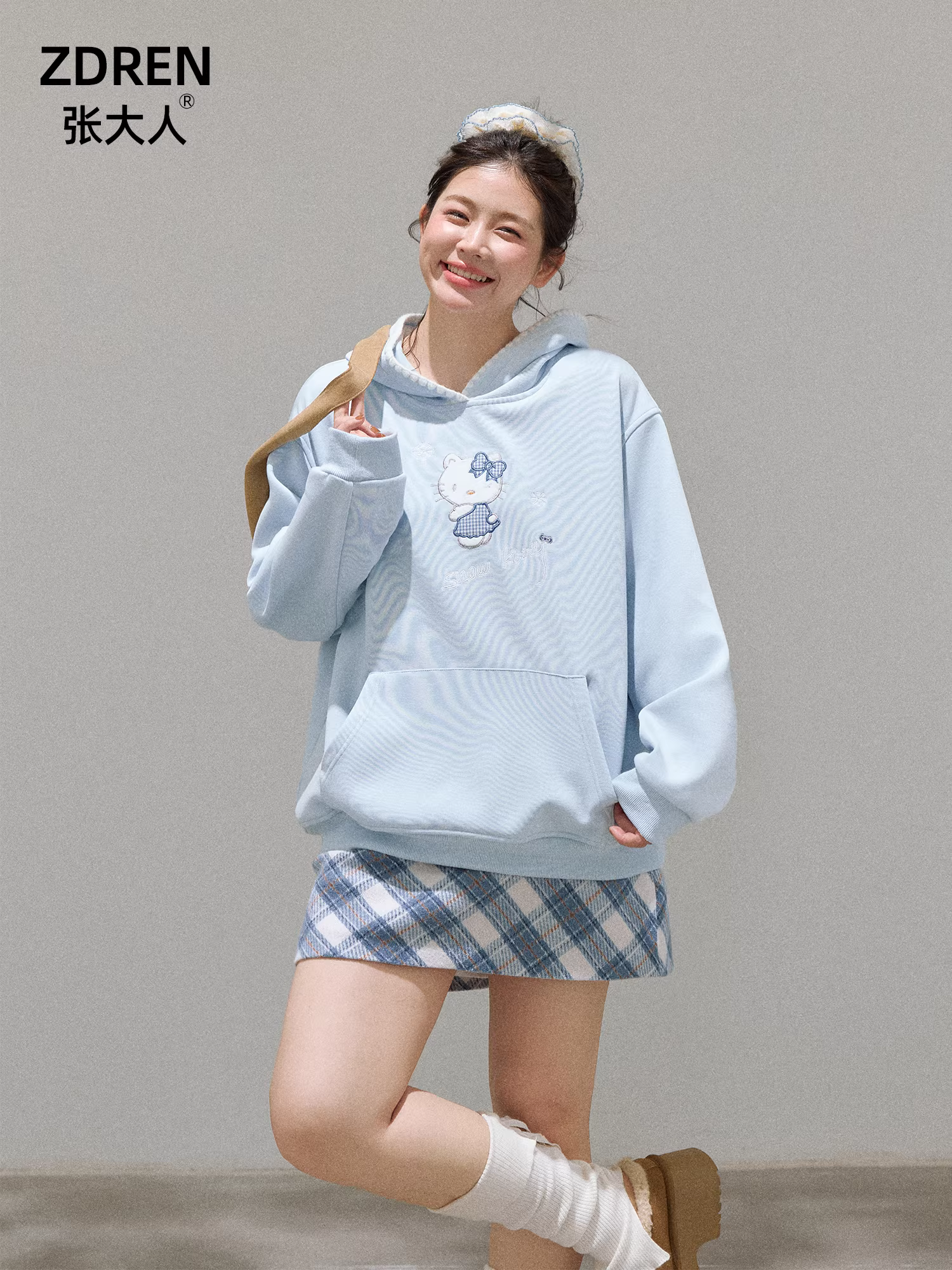 Quần áo cỡ lớn dành cho phụ nữ trưởng thành, những cô gái hơi mũm mĩm, bộ áo nỉ có mũ trùm đầu màu xanh nhạt và váy kẻ sọc kiểu dáng thon gọn mùa thu đông.