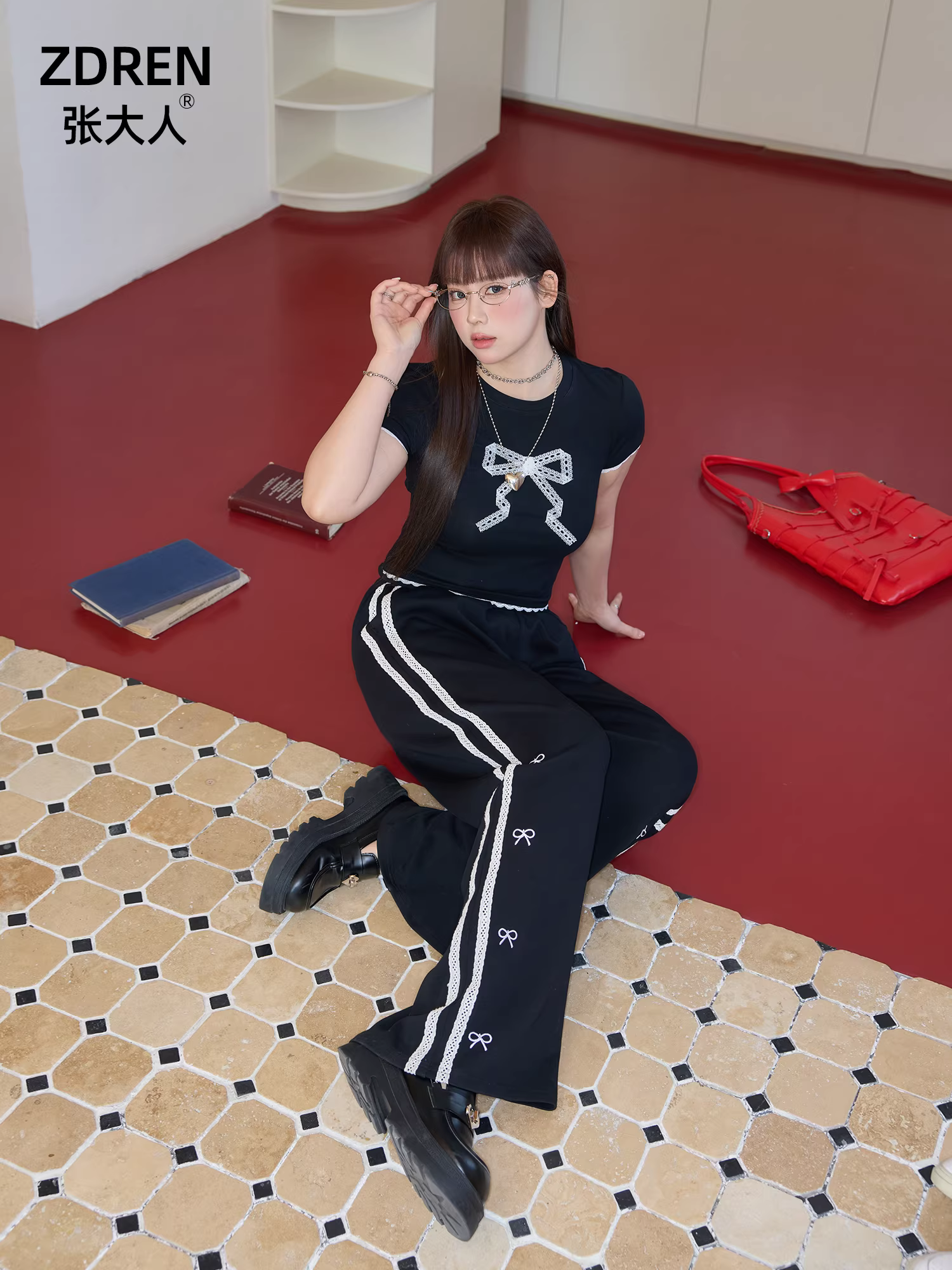 Quần áo mùa hè cỡ lớn dành cho nữ của Zhang Daren dành cho những cô nàng mũm mĩm, bộ đồ giảm béo, phong cách ngọt ngào và mát mẻ, áo thun ngắn tay độc đáo, quần thể thao màu đen.