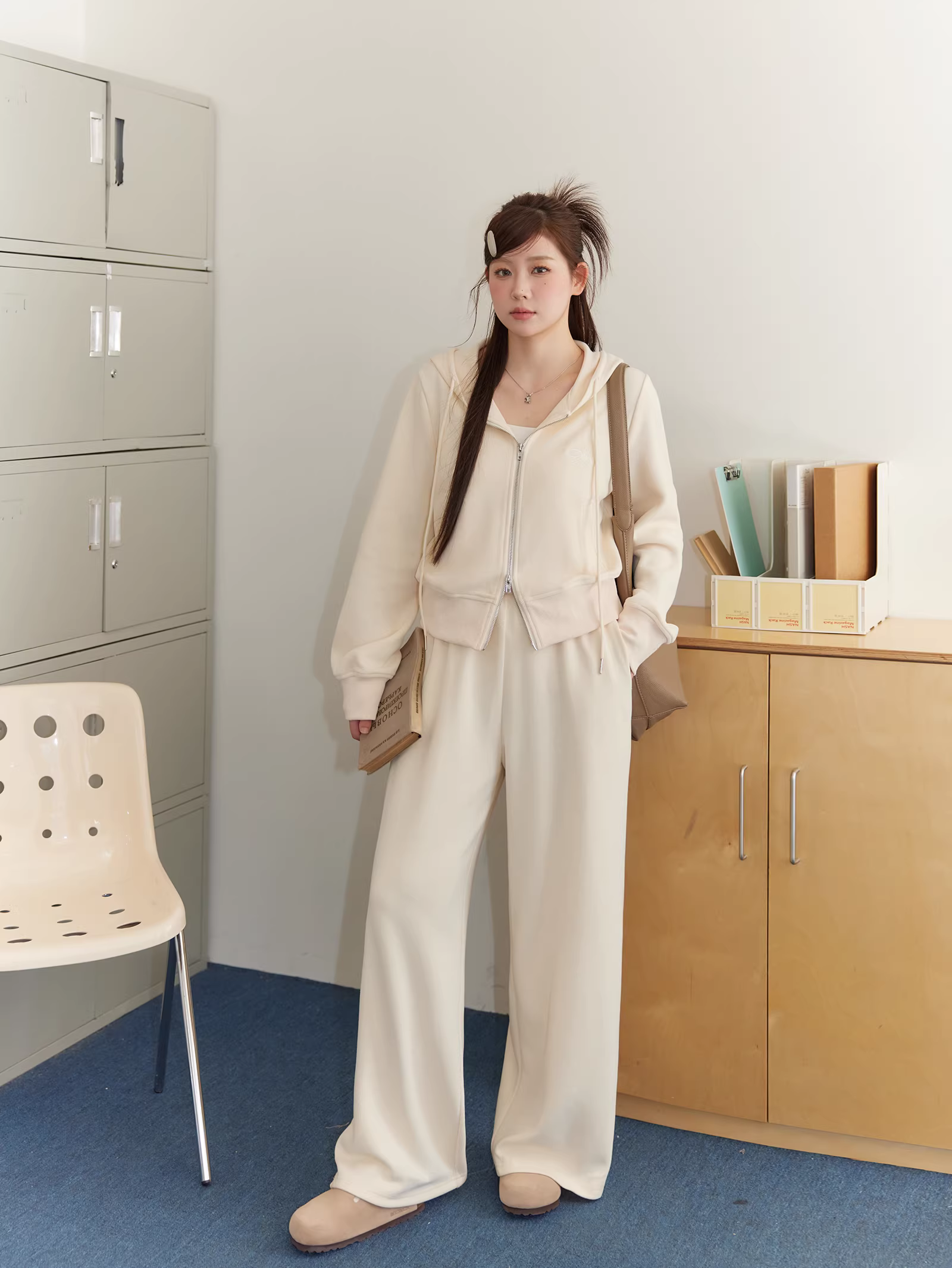 Quần áo nữ cỡ lớn hợp thời trang của Zhang Daren năm nay: trang phục giảm béo cho những cô nàng mũm mĩm, áo hoodie phong cách lười biếng, quần ống rộng màu đen.