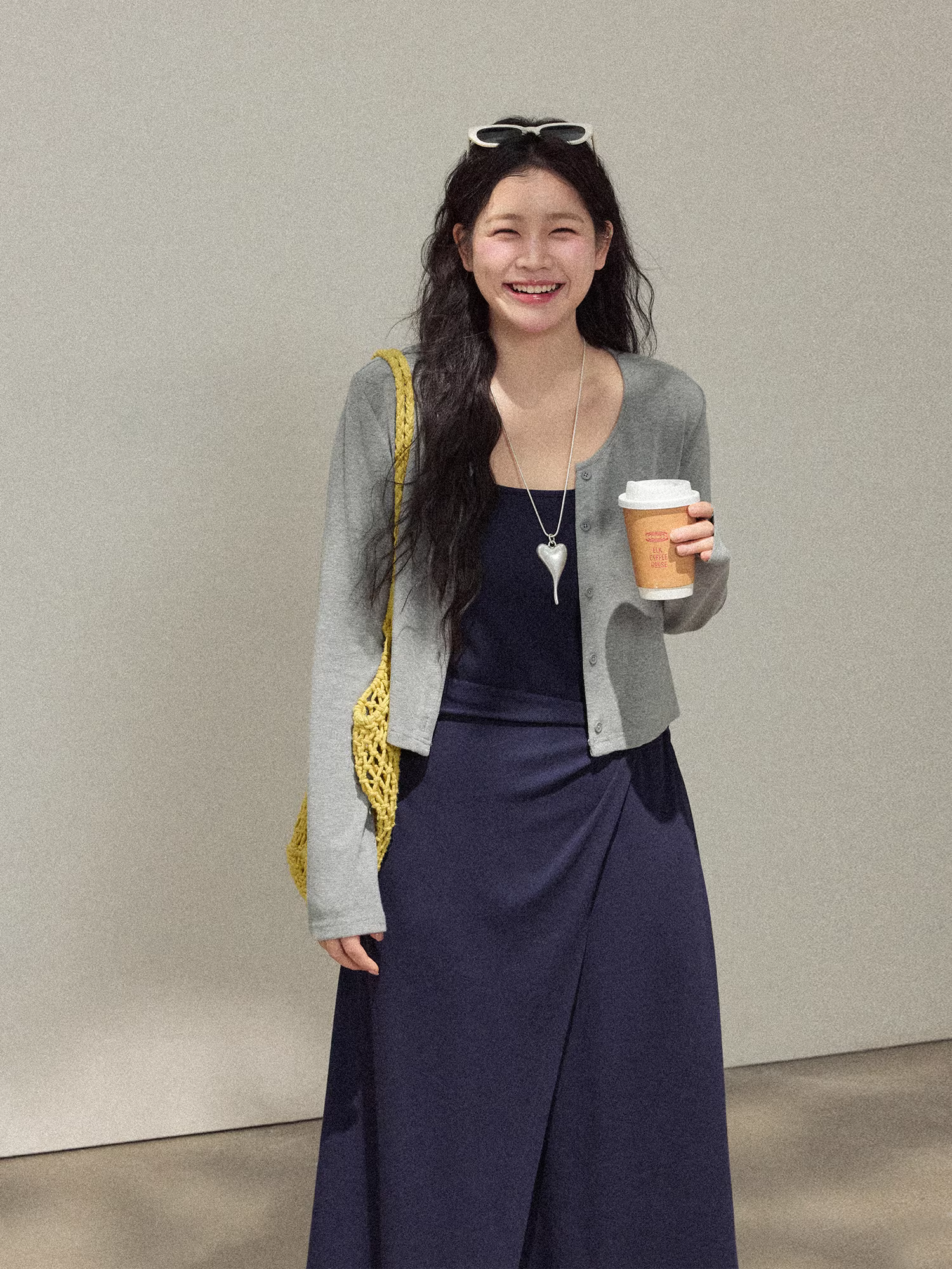 Bộ đầm dây màu xanh navy cao cấp, kiểu dáng đơn giản và thanh lịch dành cho phụ nữ cỡ lớn.