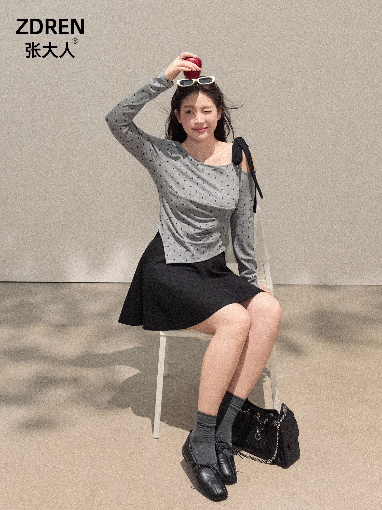 Quần áo nữ cỡ lớn mới đầu thu của Zhang Daren dành cho các cô gái mũm mĩm, bộ đồ giảm béo với áo trễ vai chấm bi và chân váy xếp ly lưng cao.
