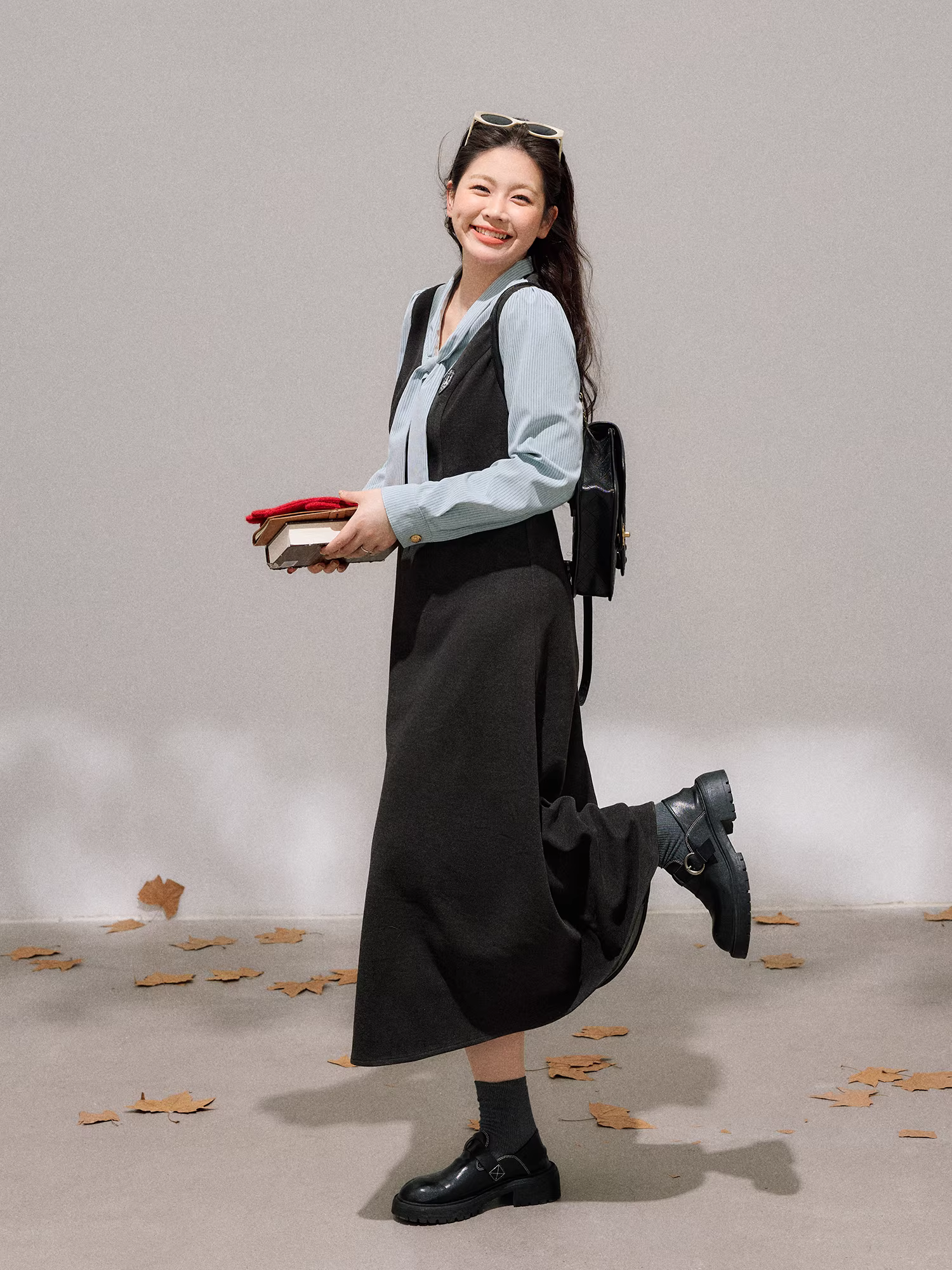 Quần áo nữ cỡ lớn dành cho người lớn, váy kiểu Hàn Quốc phối màu sọc dọc giả hai mảnh kiểu học sinh có huy hiệu.