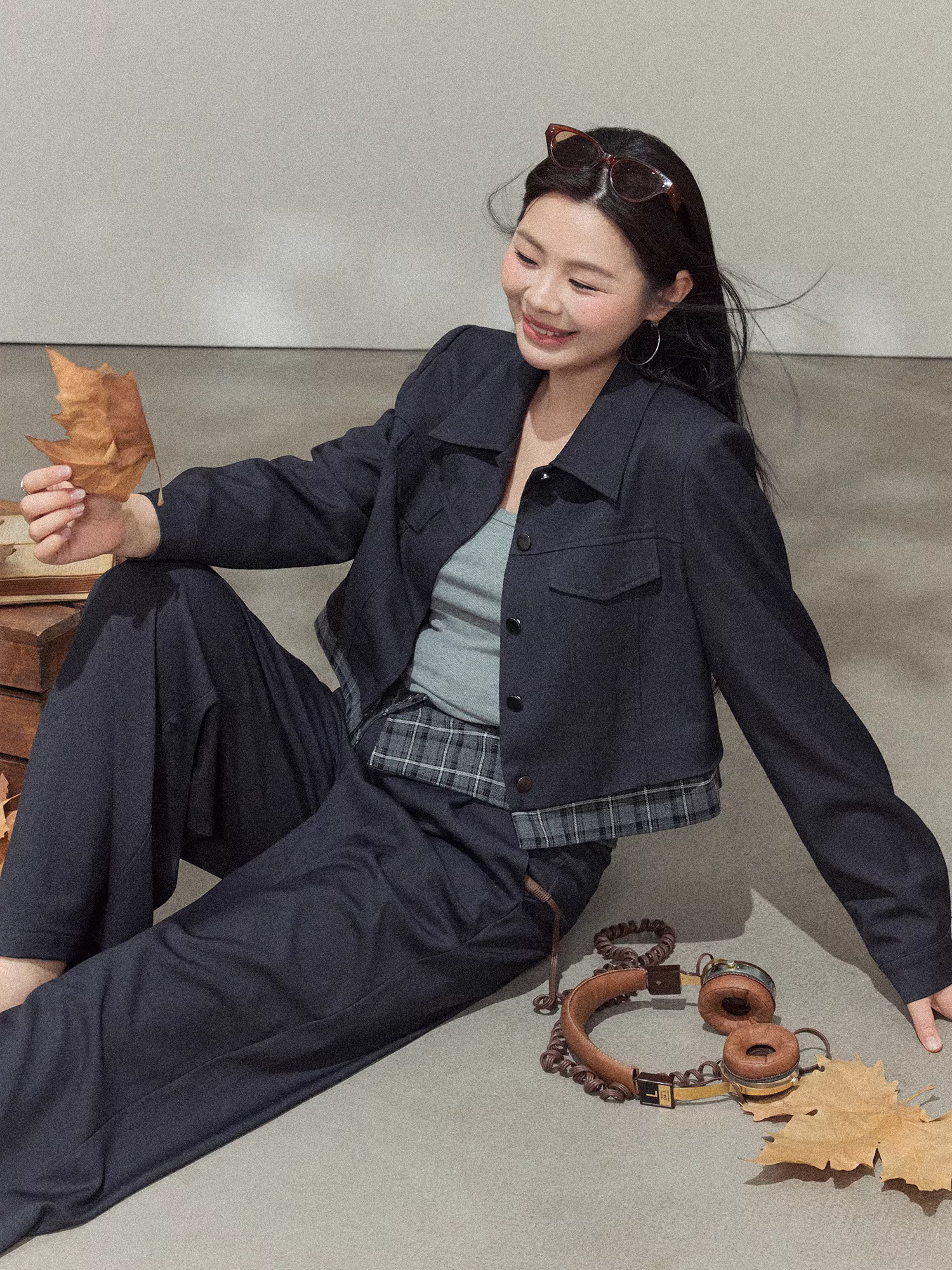 Bộ trang phục hai mảnh thanh lịch và phù hợp cho phụ nữ cỡ lớn, gồm áo blazer mùa thu và quần âu lưng cao.