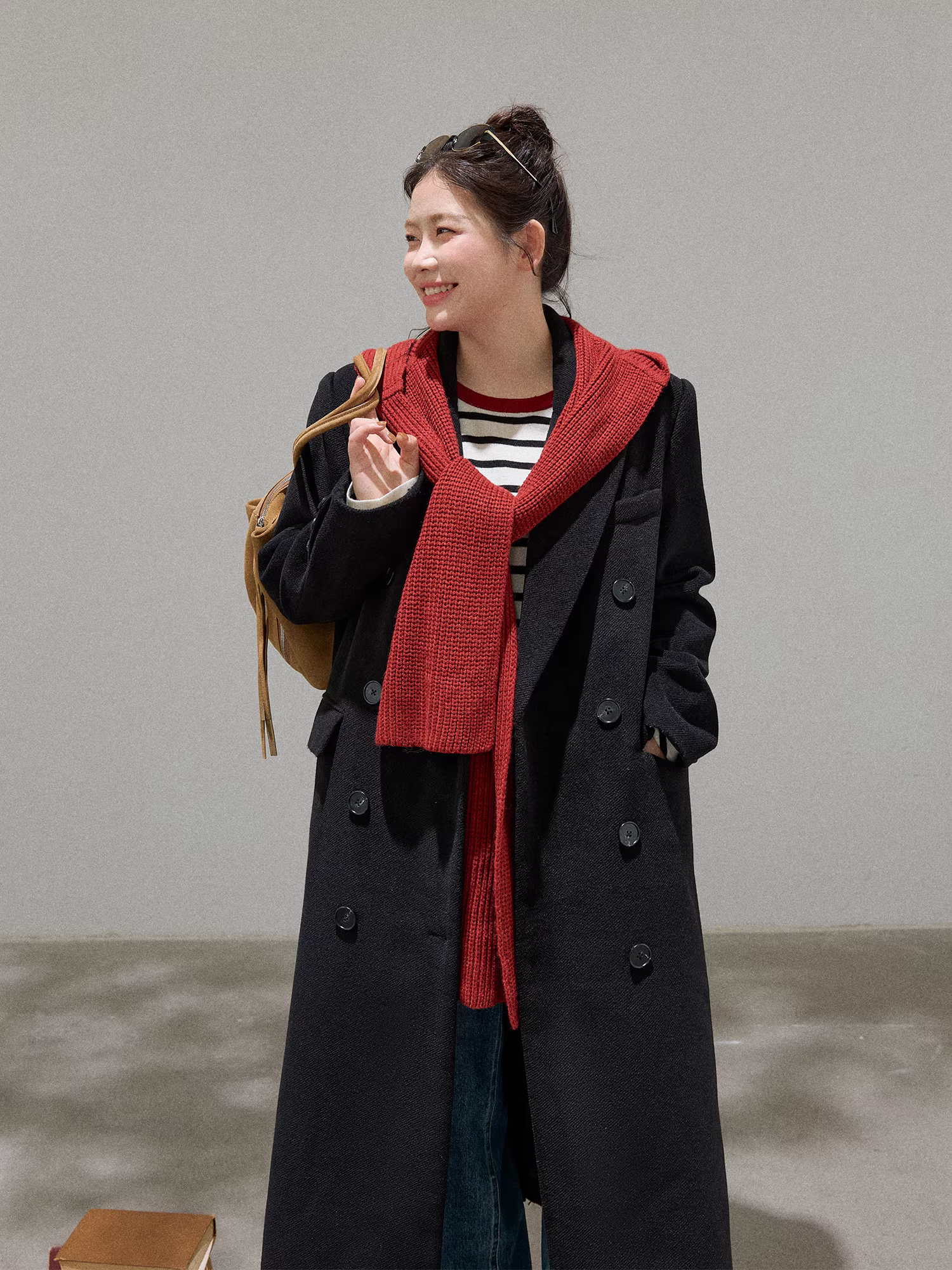 Quần áo nữ cỡ lớn dành cho người lớn, trang phục mùa đông kiểu Hàn Quốc giúp thon gọn, áo khoác len đen dài có ve áo.