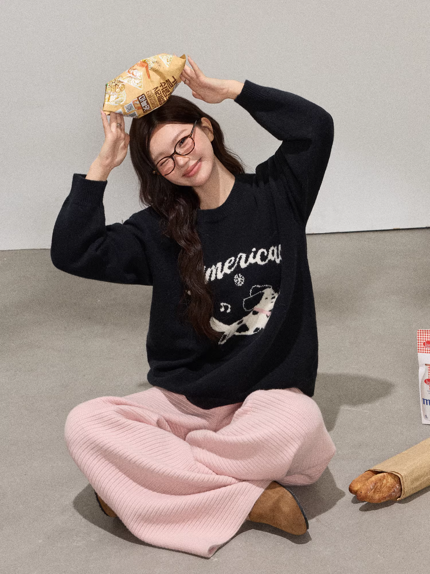 Bộ quần áo nữ cỡ lớn dành cho người lớn, kiểu dáng Hàn Quốc, áo len đen cổ tròn dáng rộng tôn dáng và quần âu lưng cao.