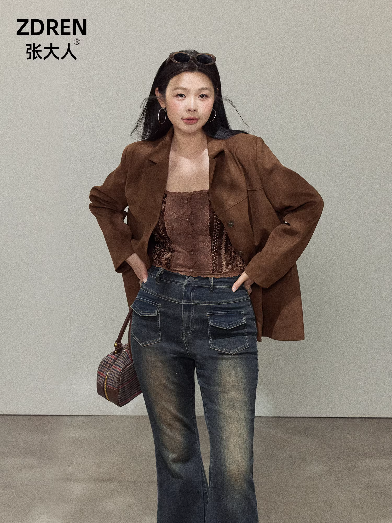 Bộ quần áo thu đông cỡ lớn của Zhang Daren dành cho phụ nữ hơi mũm mĩm, trang phục thon gọn, áo khoác phong cách thời trang và thanh lịch, quần jean cổ điển.