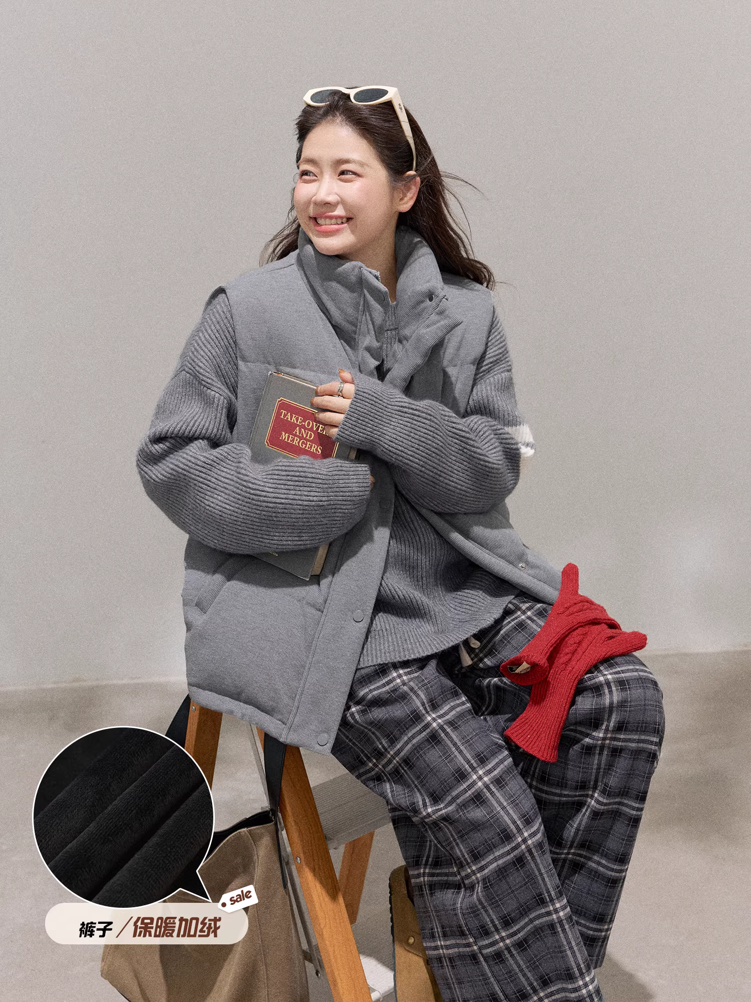 Quần áo nữ cỡ lớn dành cho các cô gái hơi mũm mĩm, áo khoác len màu xám kiểu dáng Hàn Quốc giúp thon gọn và bộ quần kẻ ca rô lưng cao.