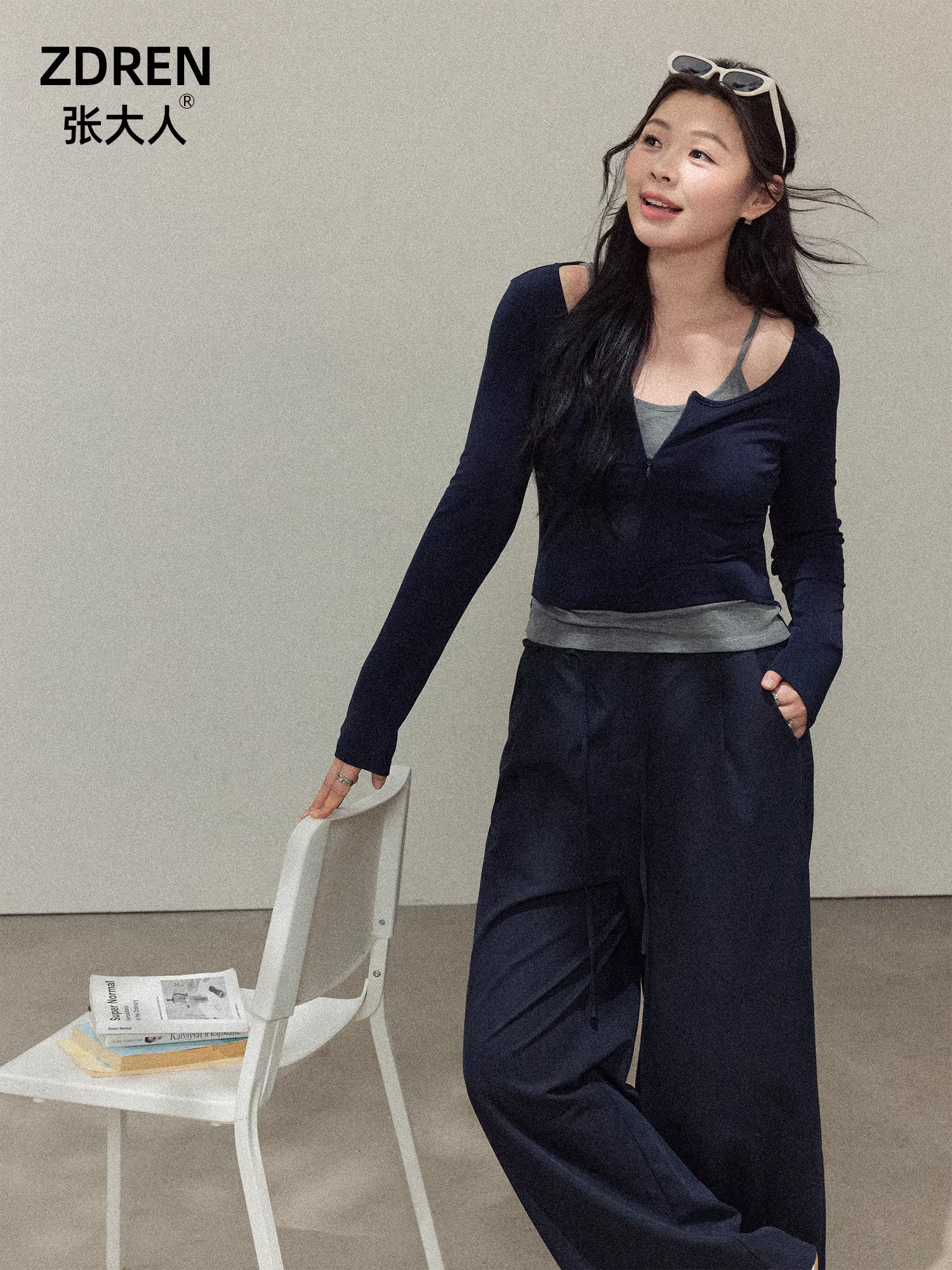 Bộ quần áo nữ cỡ lớn dành cho người lớn, gồm áo sơ mi xếp ly giả hai mảnh màu xanh hải quân và quần âu lưng cao dáng ôm tôn dáng.