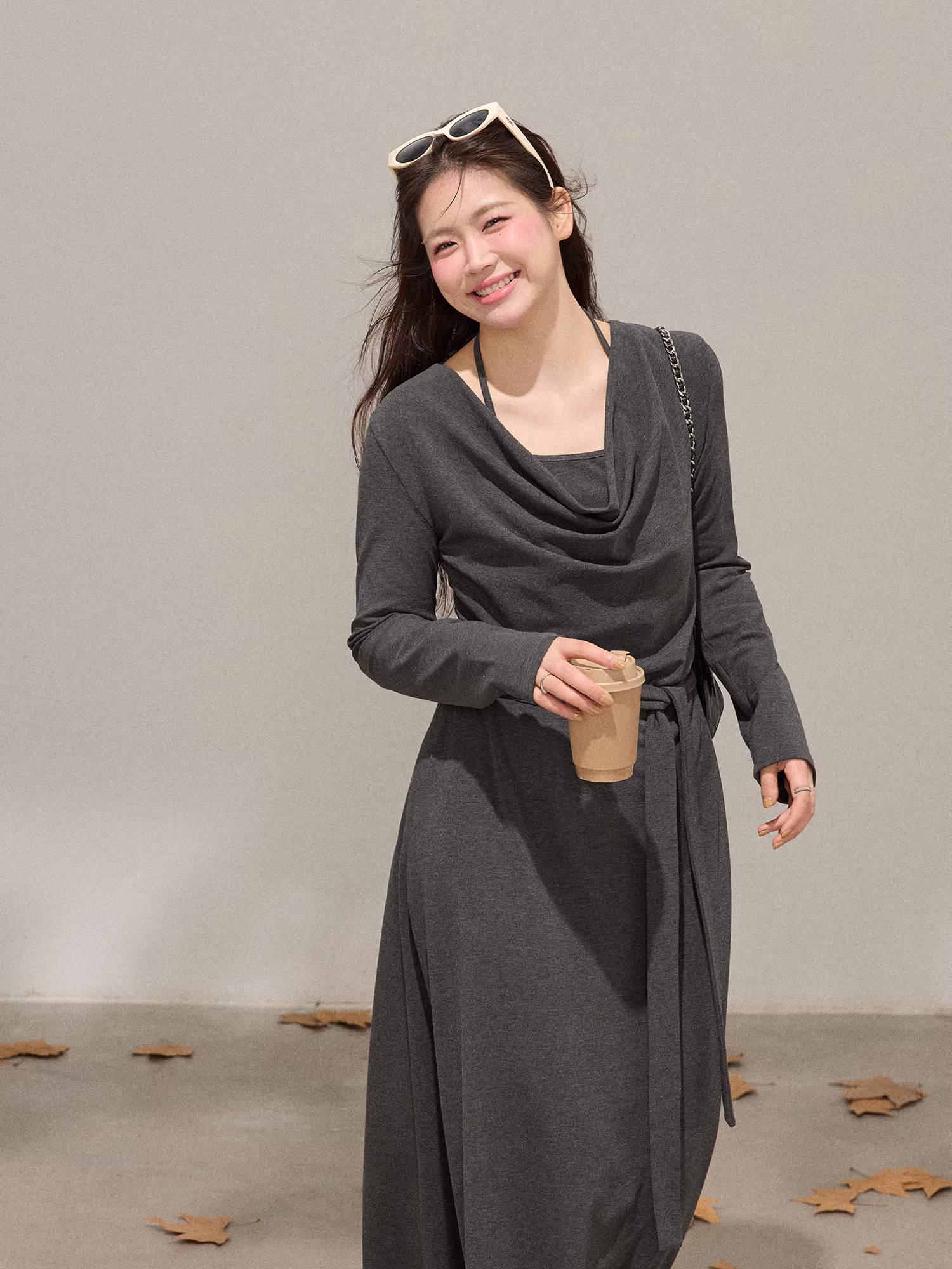 Quần áo nữ cỡ lớn dành cho người lớn, đầm ôm dáng cổ cao màu xám đậm thanh lịch phong cách Hàn Quốc mùa đông.