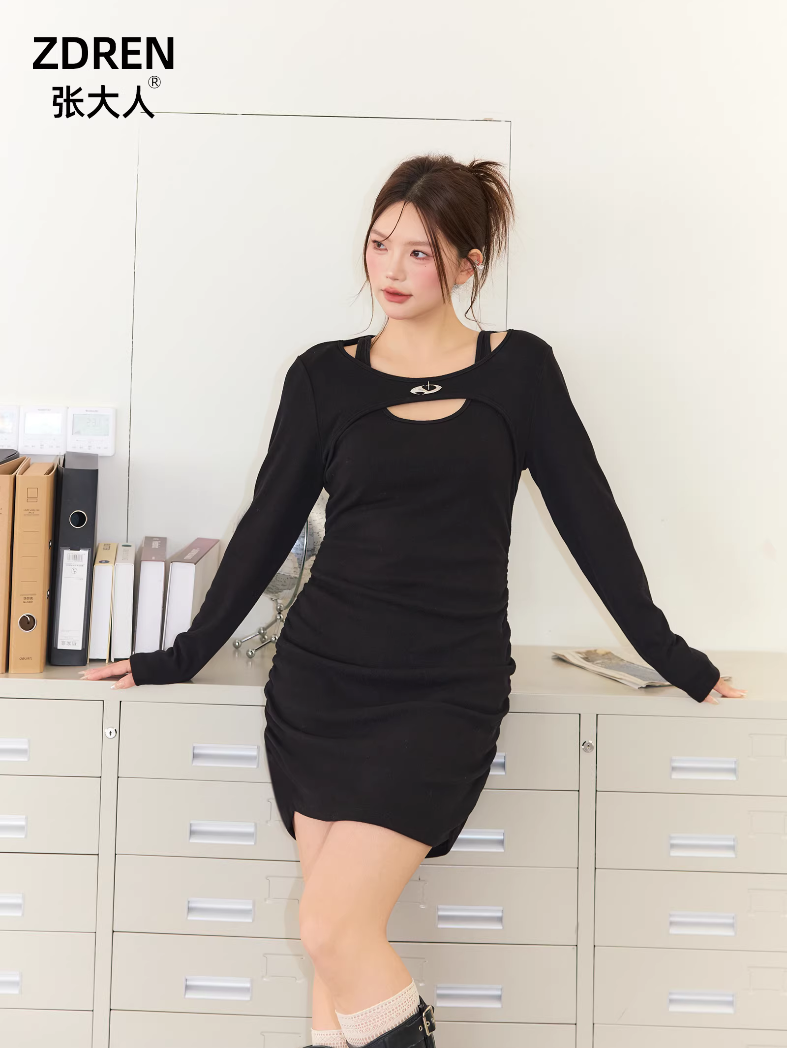 Phong cách trưởng thành đầu thu của Zhang Daren, quần áo cỡ lớn dành cho nữ dành cho những cô nàng mũm mĩm, váy ôm dáng tôn dáng, váy đen cổ hai lớp kiểu Pháp.