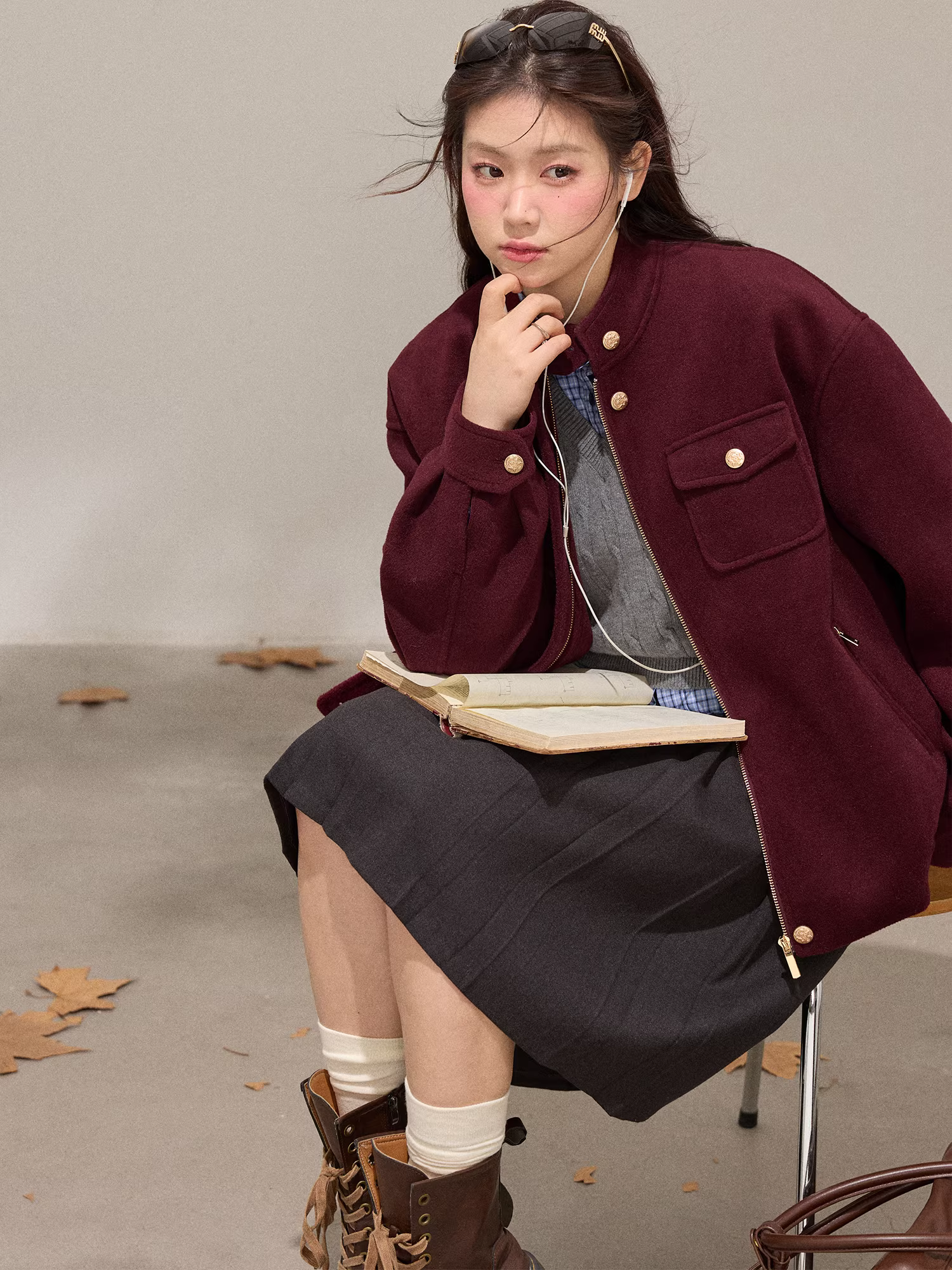 Quần áo nữ cỡ lớn dành cho người lớn, bộ áo khoác chần bông màu đỏ đô kiểu Mỹ cổ điển tôn dáng và chân váy màu xám.