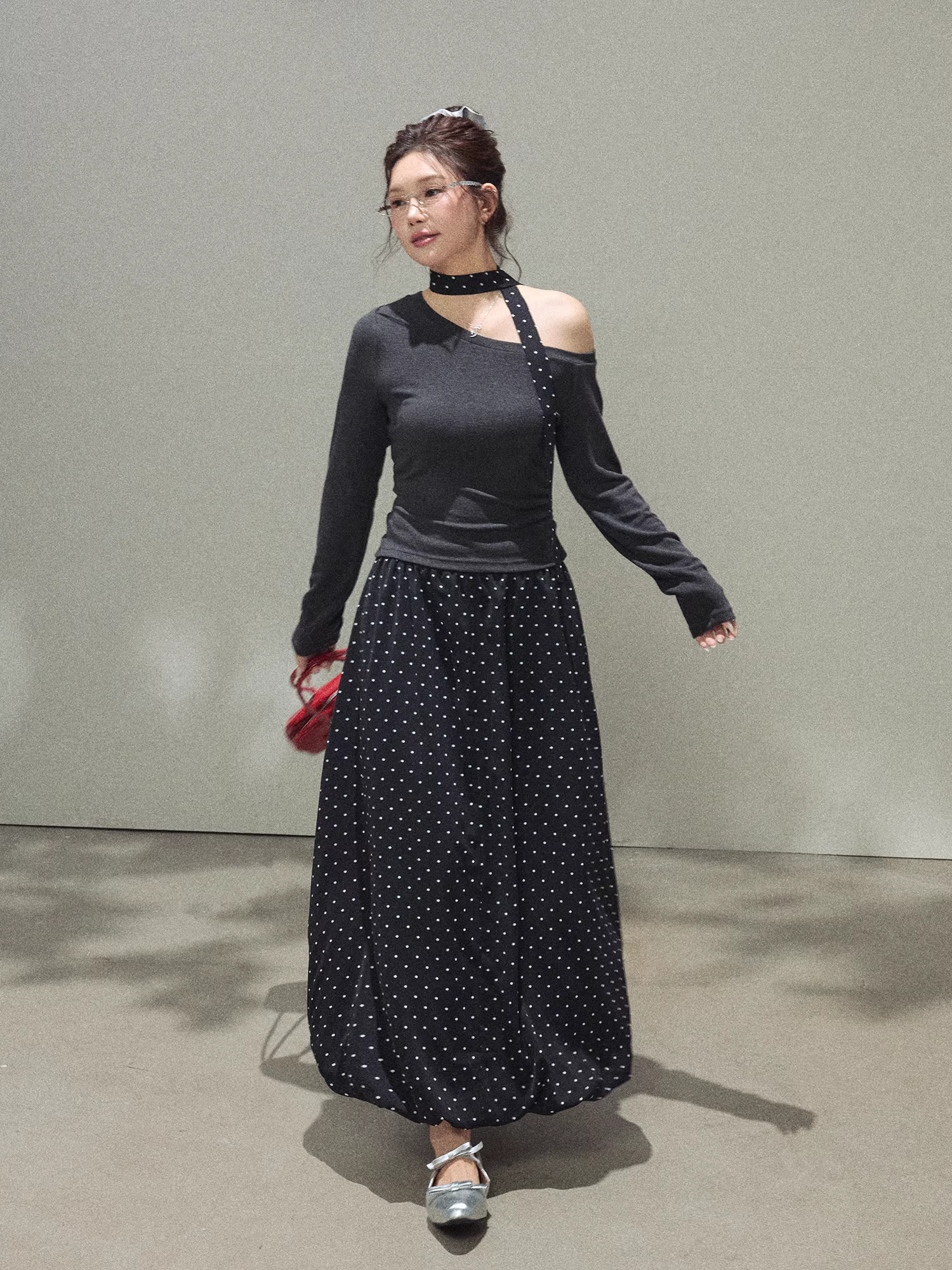 Bộ trang phục nữ cỡ lớn dành cho người lớn, áo len dáng ôm kiểu Pháp trễ vai phối chân váy chấm bi đen.