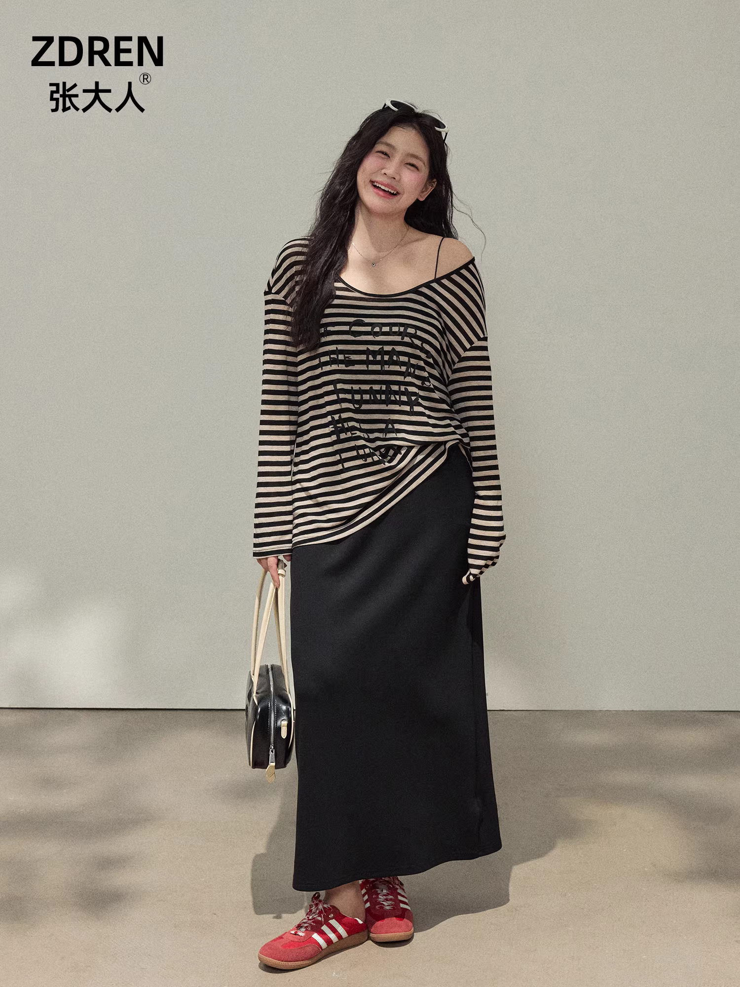 Quần áo nữ cỡ lớn dành cho người lớn, phong cách chị béo, bộ đồ tôn dáng và làm thon gọn, áo sơ mi sọc thoải mái với chân váy đen xòe.