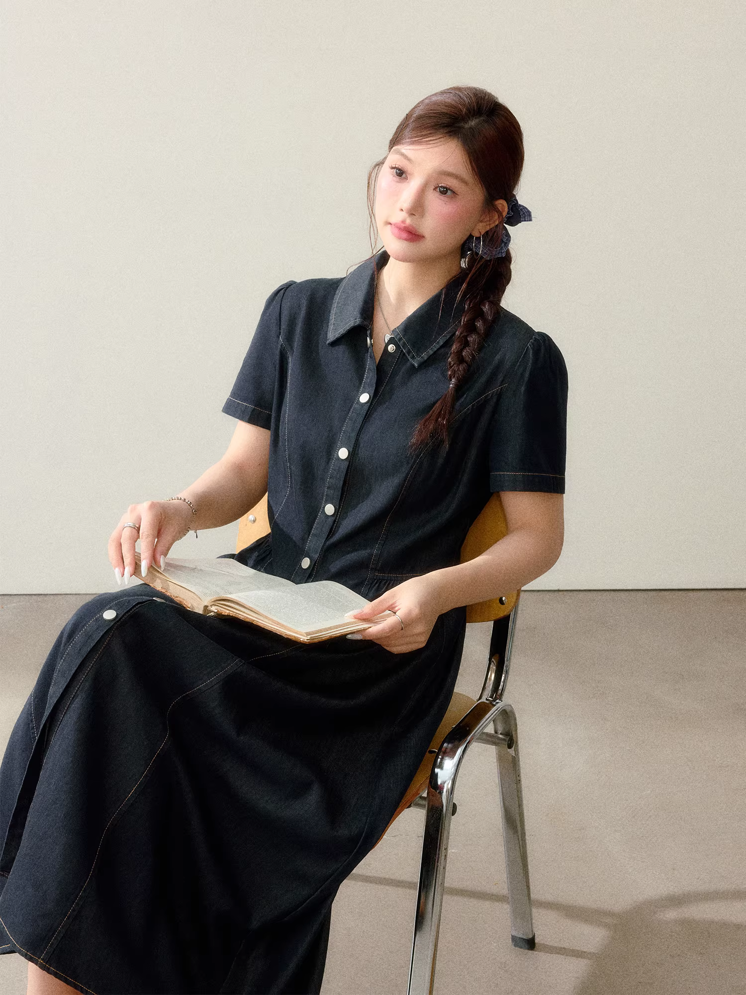 Quần áo nữ cỡ lớn dành cho người lớn, phong cách mới mùa hè, tôn dáng, cổ áo polo ngọt ngào và mát mẻ, váy denim cổ điển ôm eo.