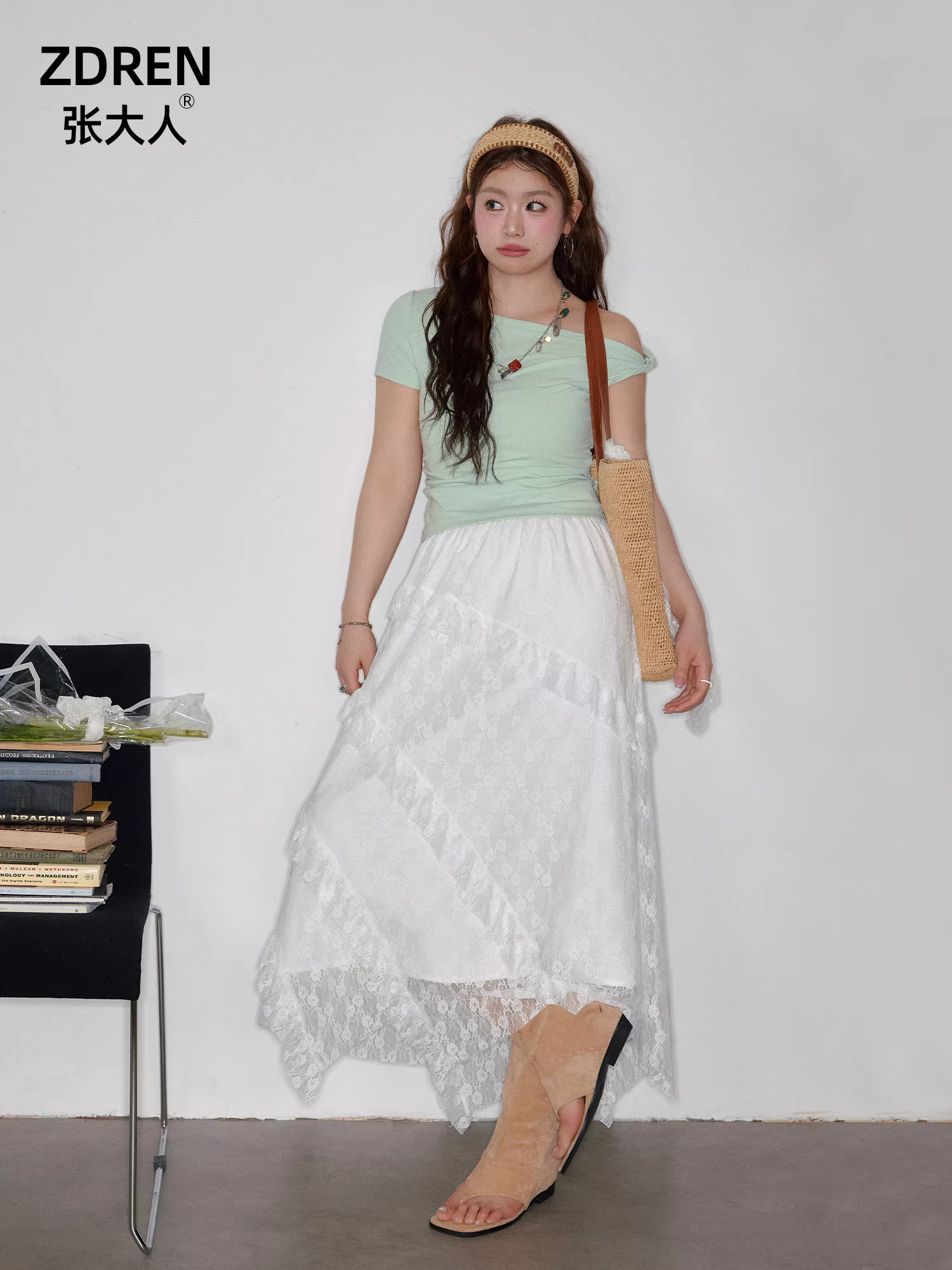 Quần áo nữ cỡ lớn dành cho người lớn, trang phục giảm béo cho phụ nữ hơi mũm mĩm, phong cách đi nghỉ, áo thun trễ vai, váy ren trắng lưng cao.