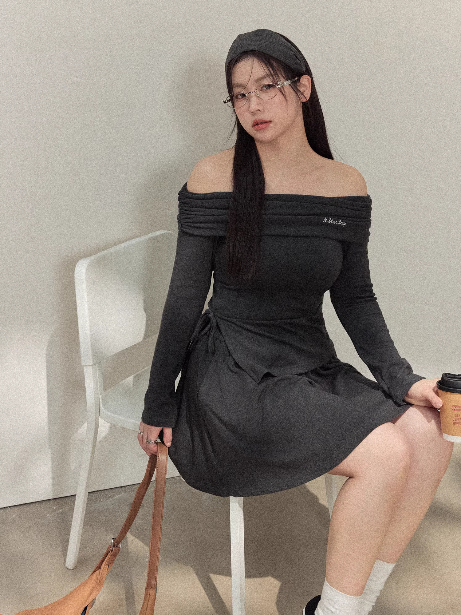 Bộ trang phục nữ cỡ lớn dành cho người lớn, gồm áo lệch vai xếp ly tôn dáng và chân váy xếp ly dành cho các cô gái mũm mĩm.