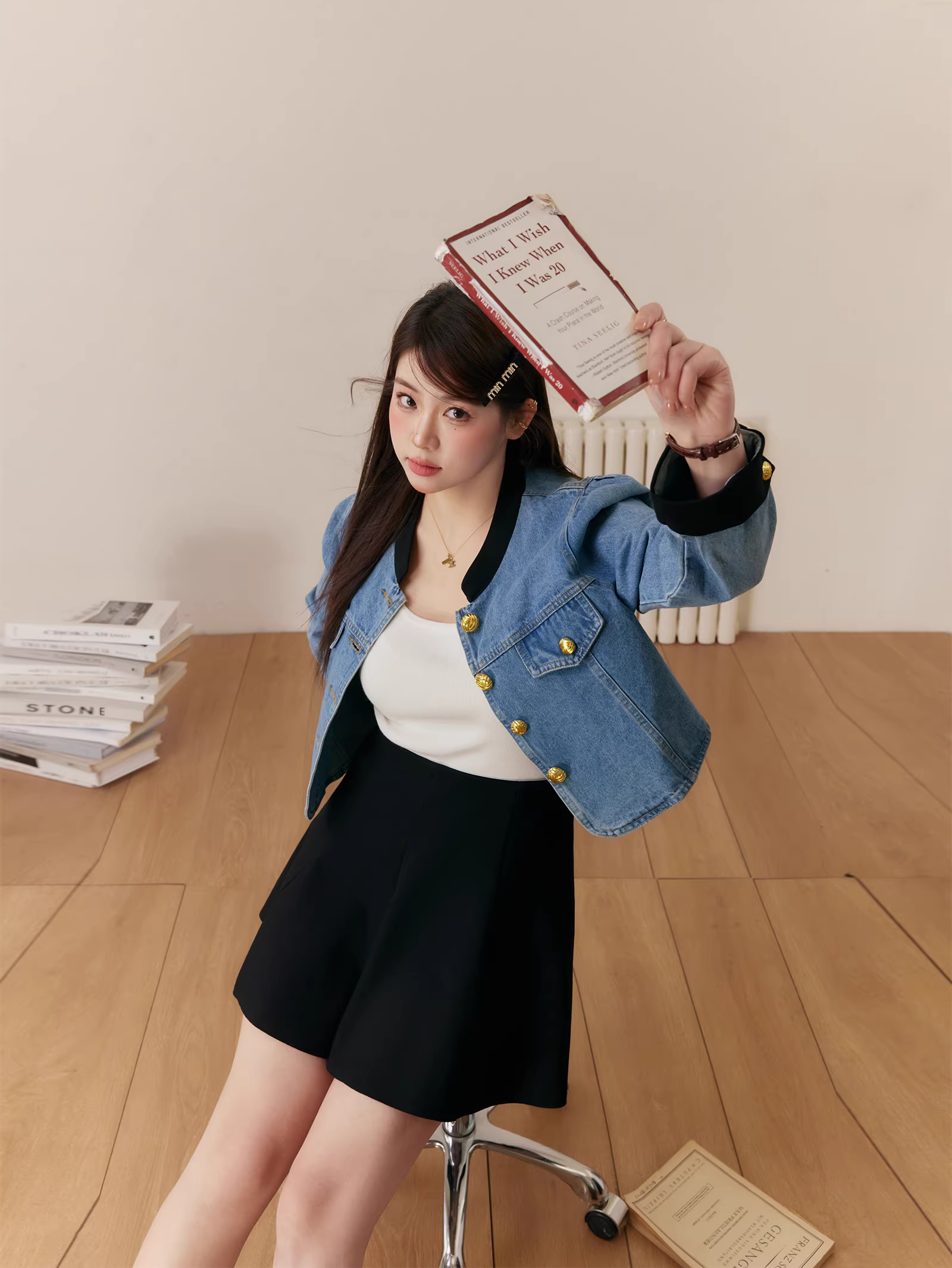 Quần áo thu đông cho nữ cỡ lớn, trang phục tôn dáng với phong cách thanh lịch, áo khoác denim và chân váy đen.