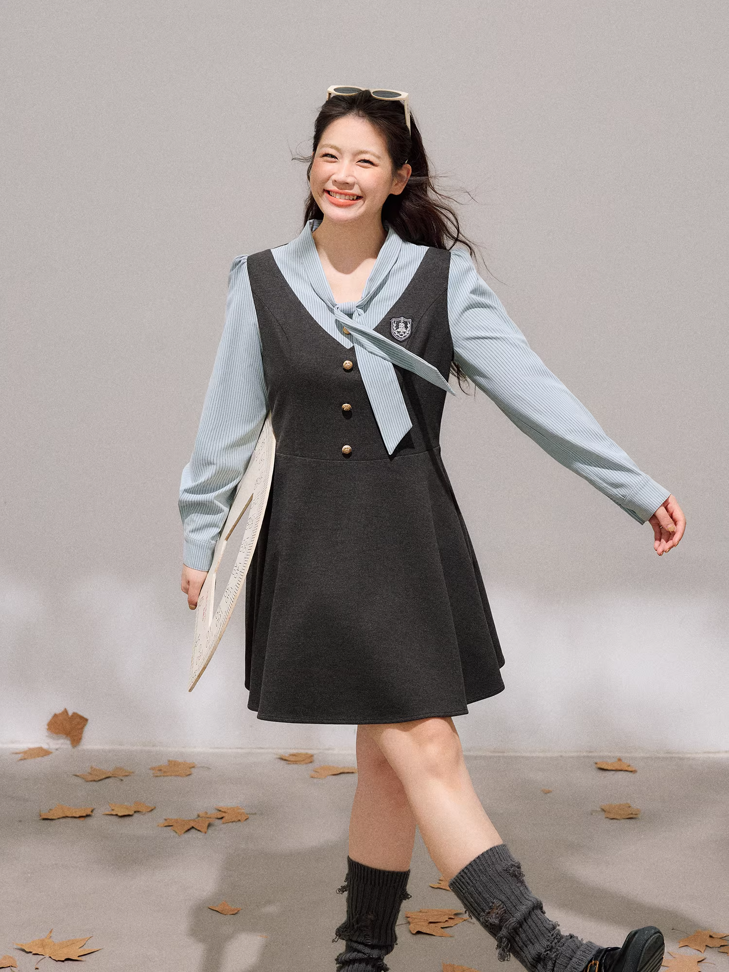 Quần áo nữ cỡ lớn dành cho người lớn, váy kiểu Hàn Quốc phối màu sọc dọc giả hai mảnh kiểu học sinh có huy hiệu.