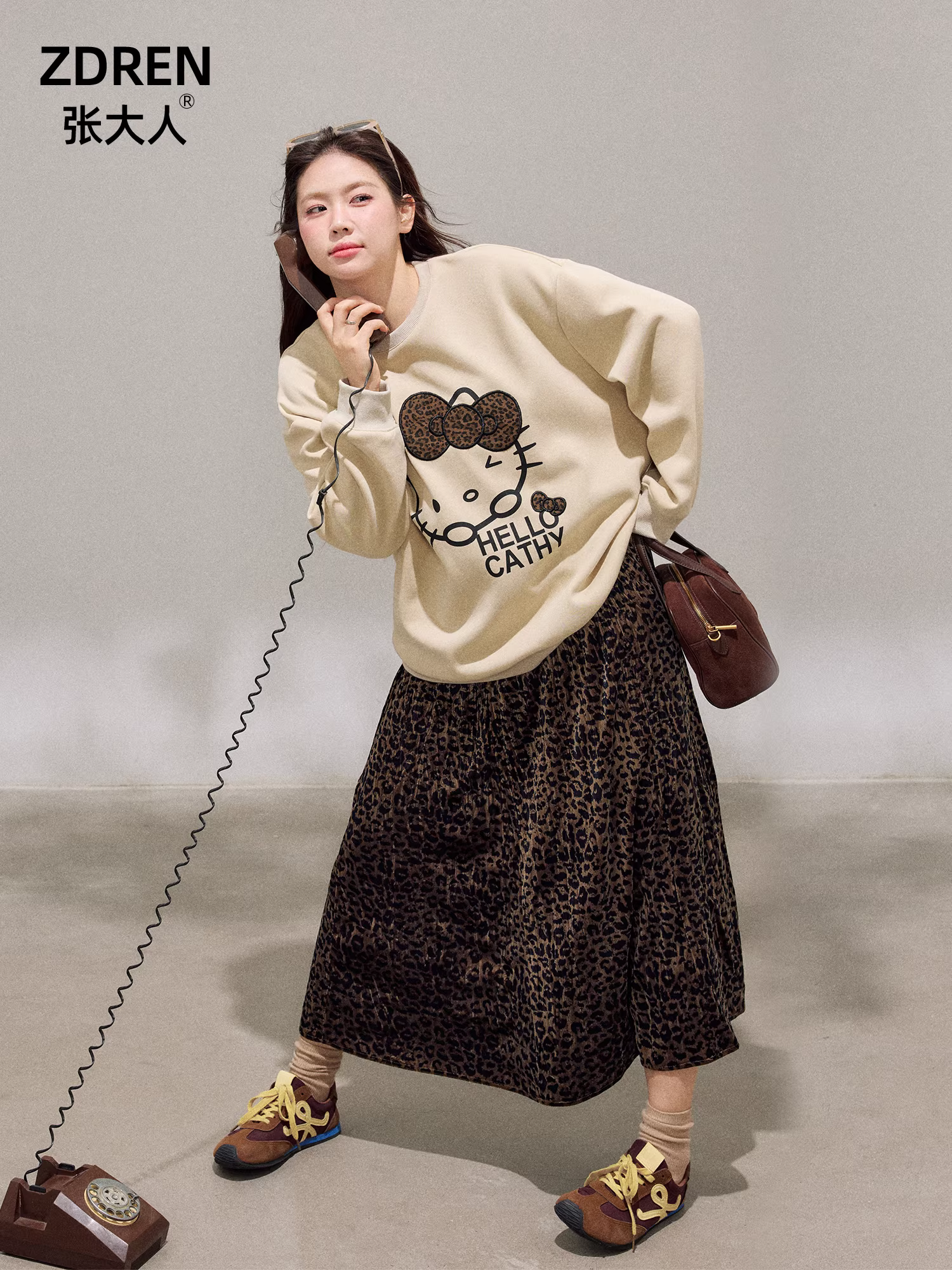 Quần áo nữ cỡ lớn dành cho những cô gái hơi mũm mĩm, áo nỉ cổ tròn dáng rộng và bộ váy in họa tiết da báo mùa thu đông.